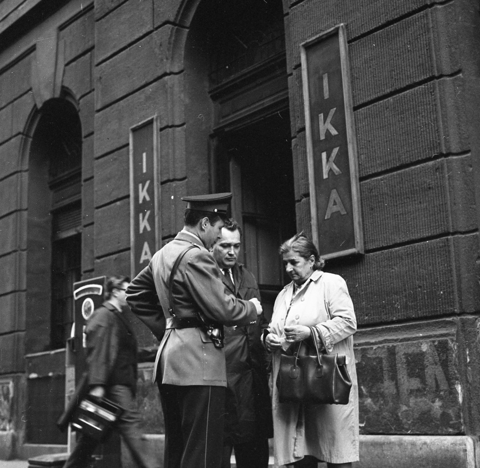 Hungary, Budapest V., a Tüköry utca 4. számú sarokház Széchenyi utcai oldala. IKKA (IBUSZ Külföldi Kereskedelmi Akció) bolt., 1967, Magyar Rendőr, cop, Budapest, street scales, Fortepan #65502