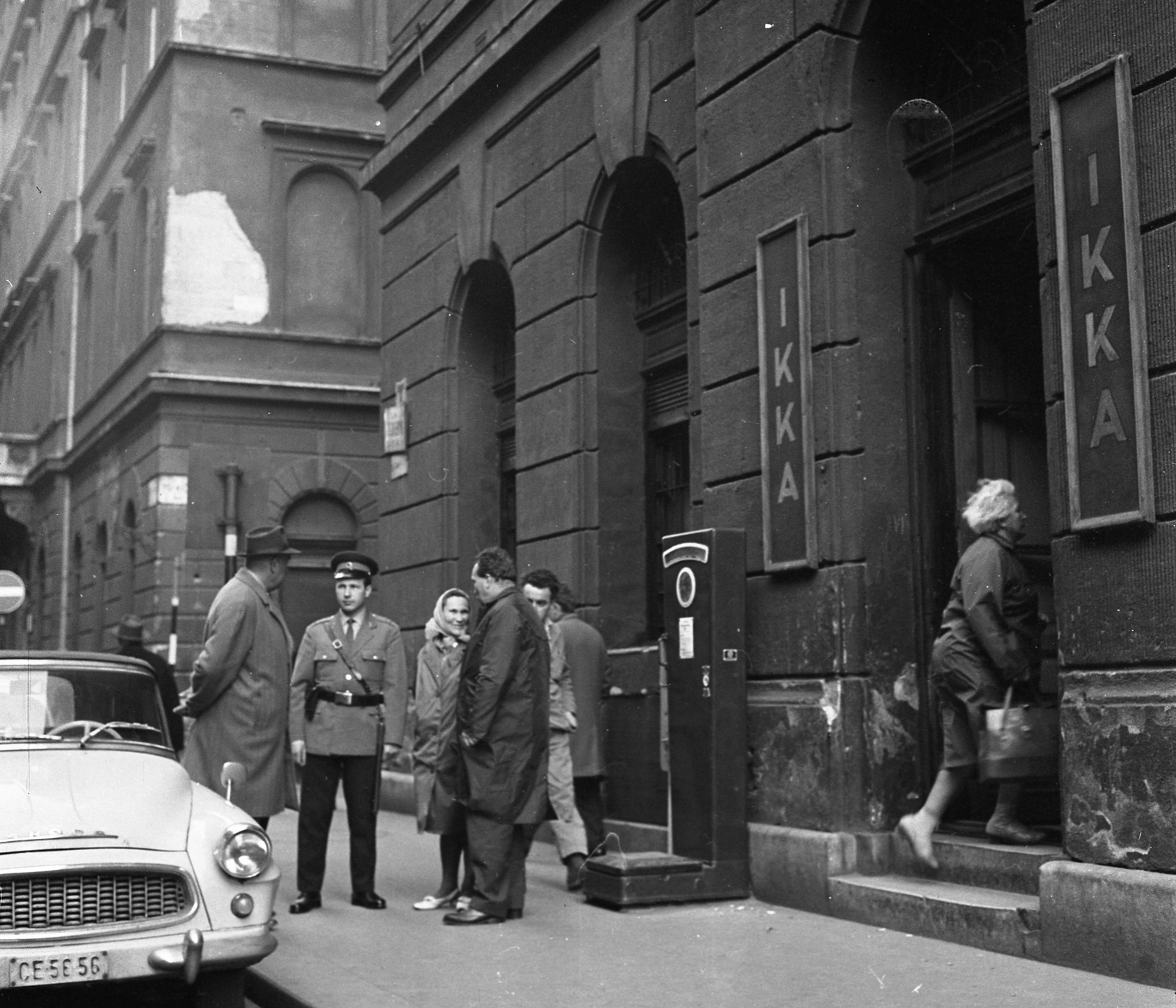 Magyarország, Budapest V., a Tüköry utca 4. számú sarokház Széchenyi utcai oldala. IKKA (IBUSZ Külföldi Kereskedelmi Akció) bolt., 1967, Magyar Rendőr, Skoda-márka, automobil, rendszám, Budapest, utcai mérleg, valutás bolt, Skoda Felicia, Fortepan #65504