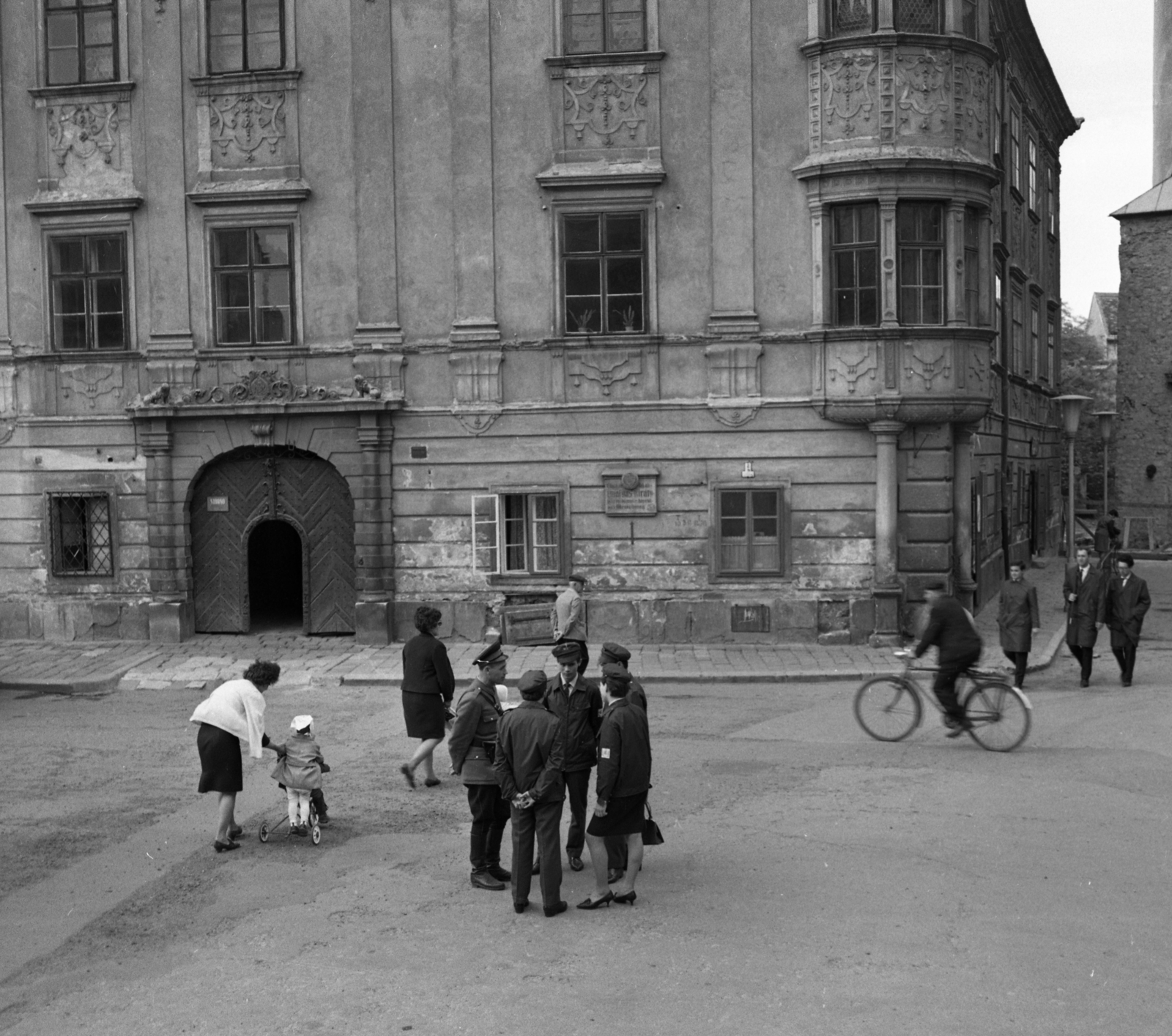 Hungary, Sopron, Fő (Beloiannisz) tér, Storno-ház., 1967, Magyar Rendőr, gate, cop, tricycle, bicycle, Fortepan #65508