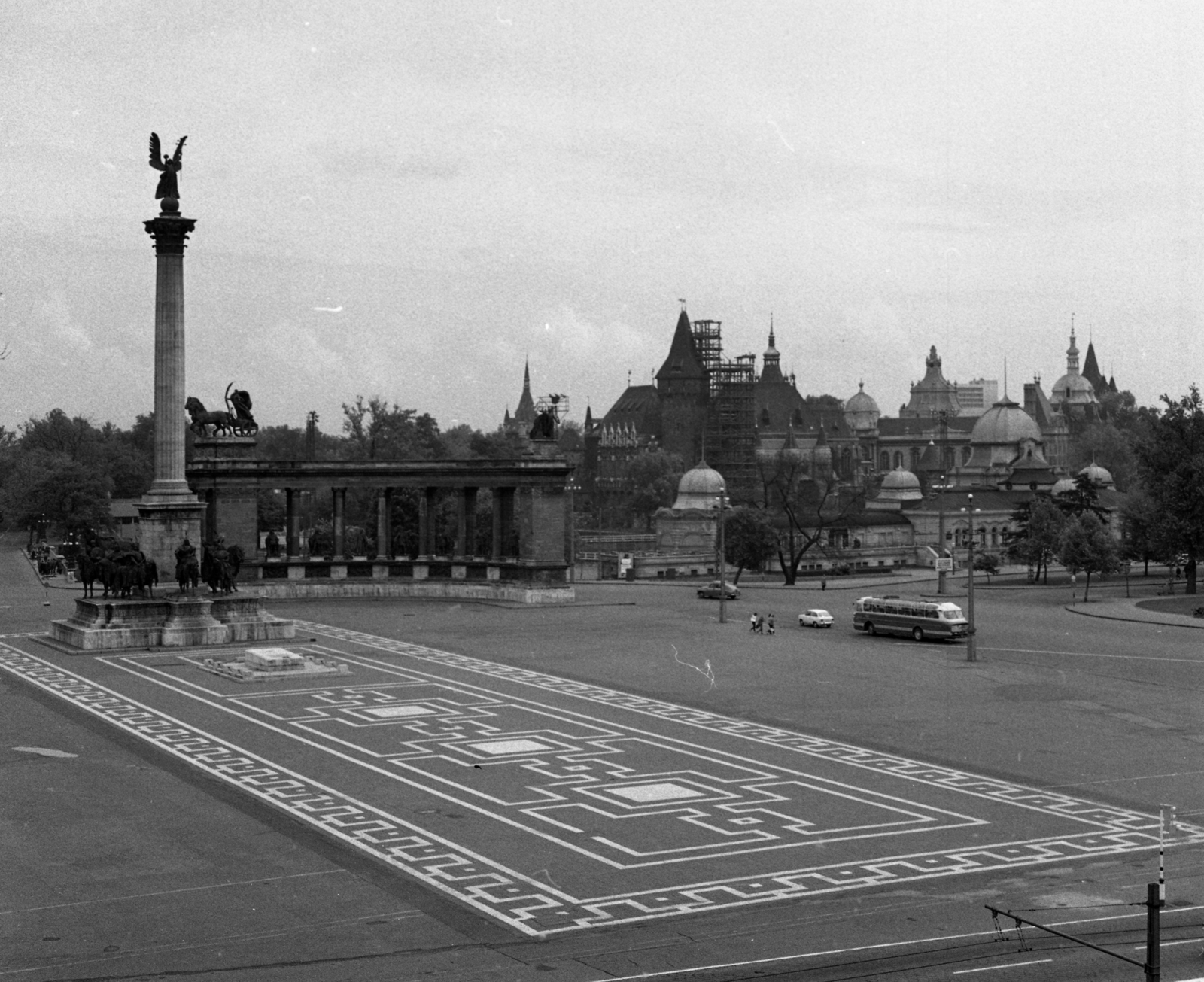 Magyarország, Budapest XIV., Hősök tere, háttérben a Műjégpálya és a Vajdahunyad vára., 1967, Magyar Rendőr, kastély, tér, Ikarus-márka, Alpár Ignác-terv, oszlop, Budapest, szoborcsoport, Árpád-ábrázolás, Gábriel arkangyal-ábrázolás, Fortepan #65512