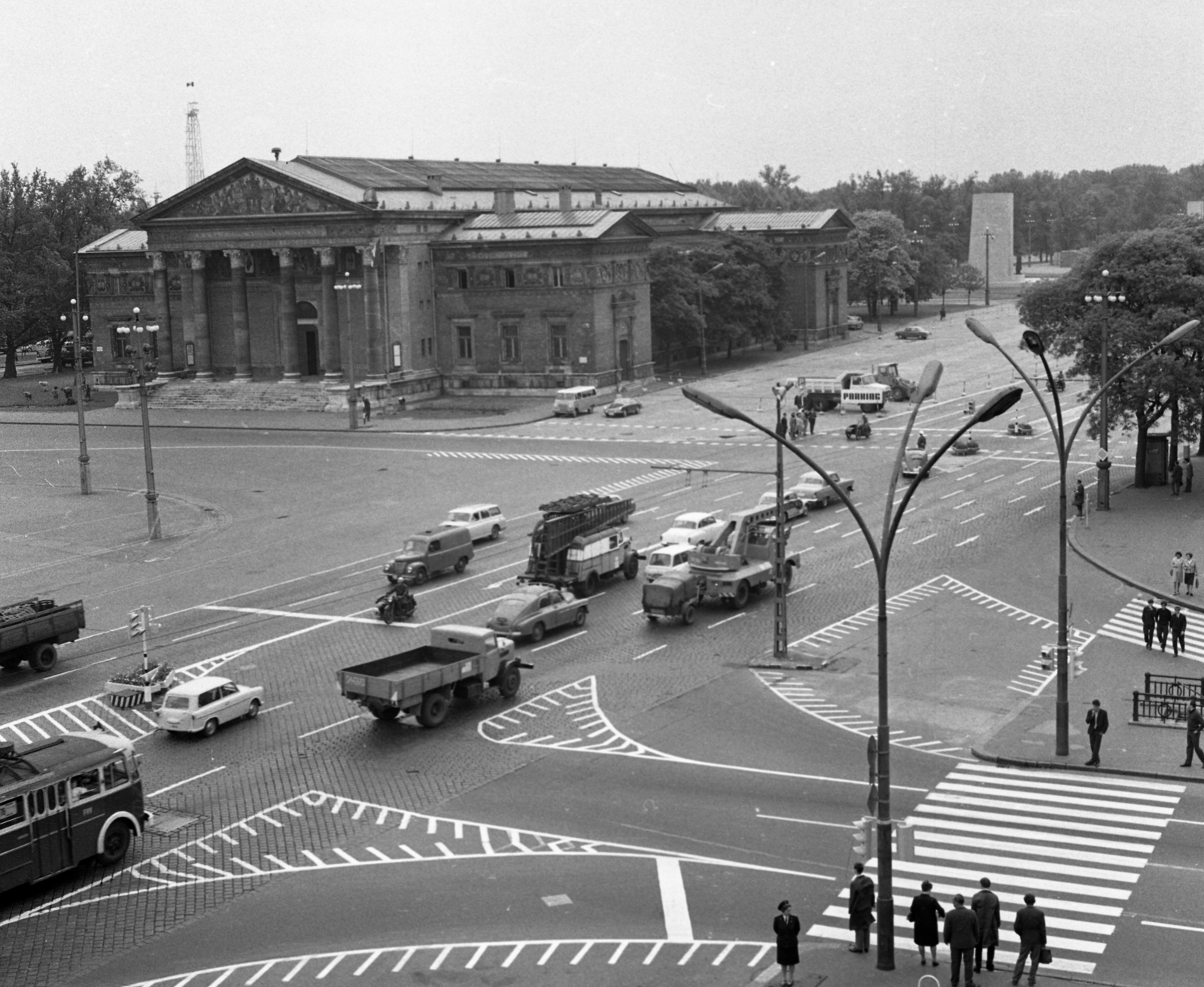 Hungary, Budapest VI.,Budapest XIV., Hősök tere, Műcsarnok az Andrássy út (Népköztársaság útja) felől nézve., 1967, Magyar Rendőr, museum, Budapest, Albert Schickedanz-design, Neoclassical architecture, traffic, crosswalk, Fortepan #65513