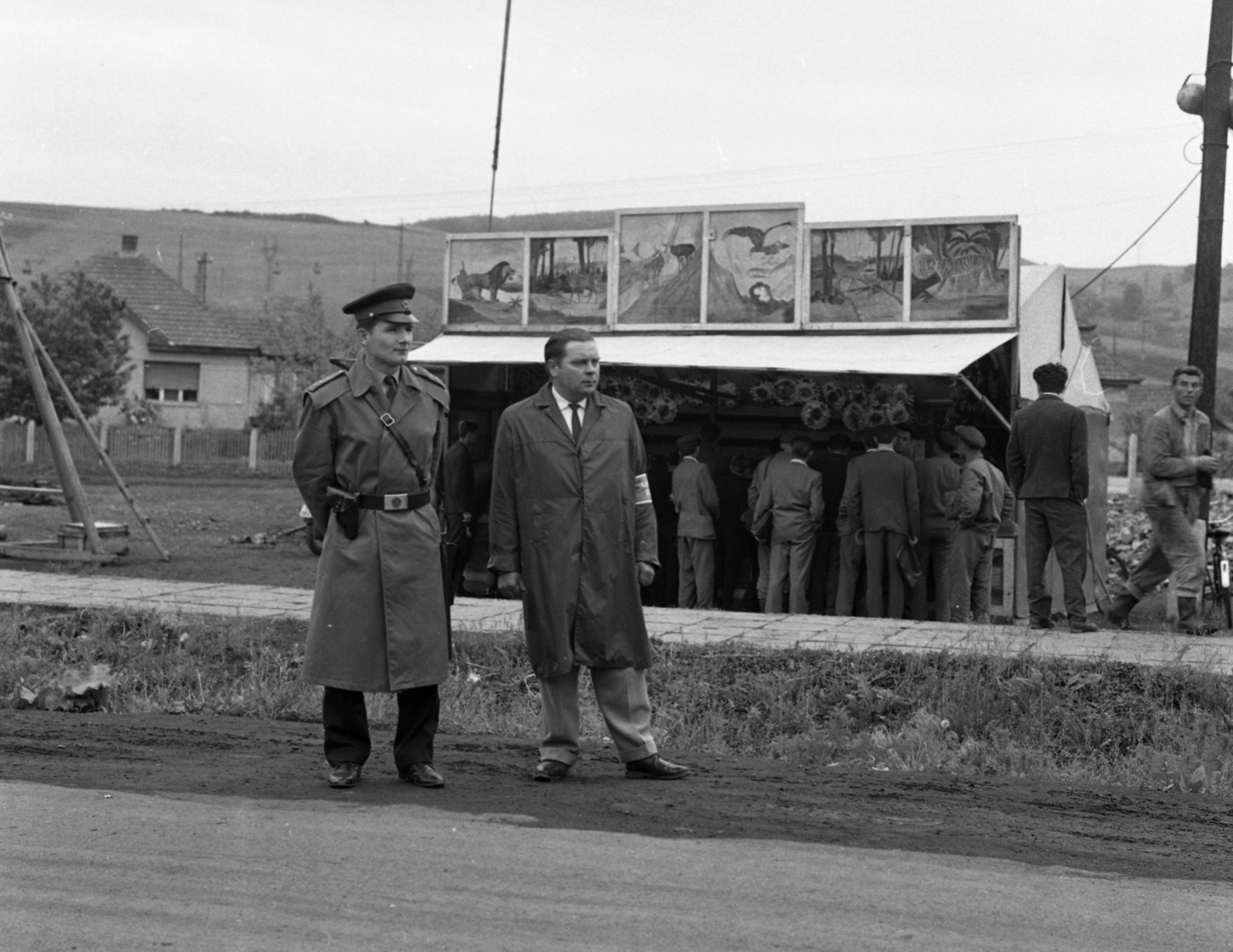 Magyarország, Bátonyterenye, Nagybátony (ekkor önálló), Ózdi út, balra a háttérben a 8-as számú ház., 1967, Magyar Rendőr, rendőr, tányérsapka, Fortepan #65515