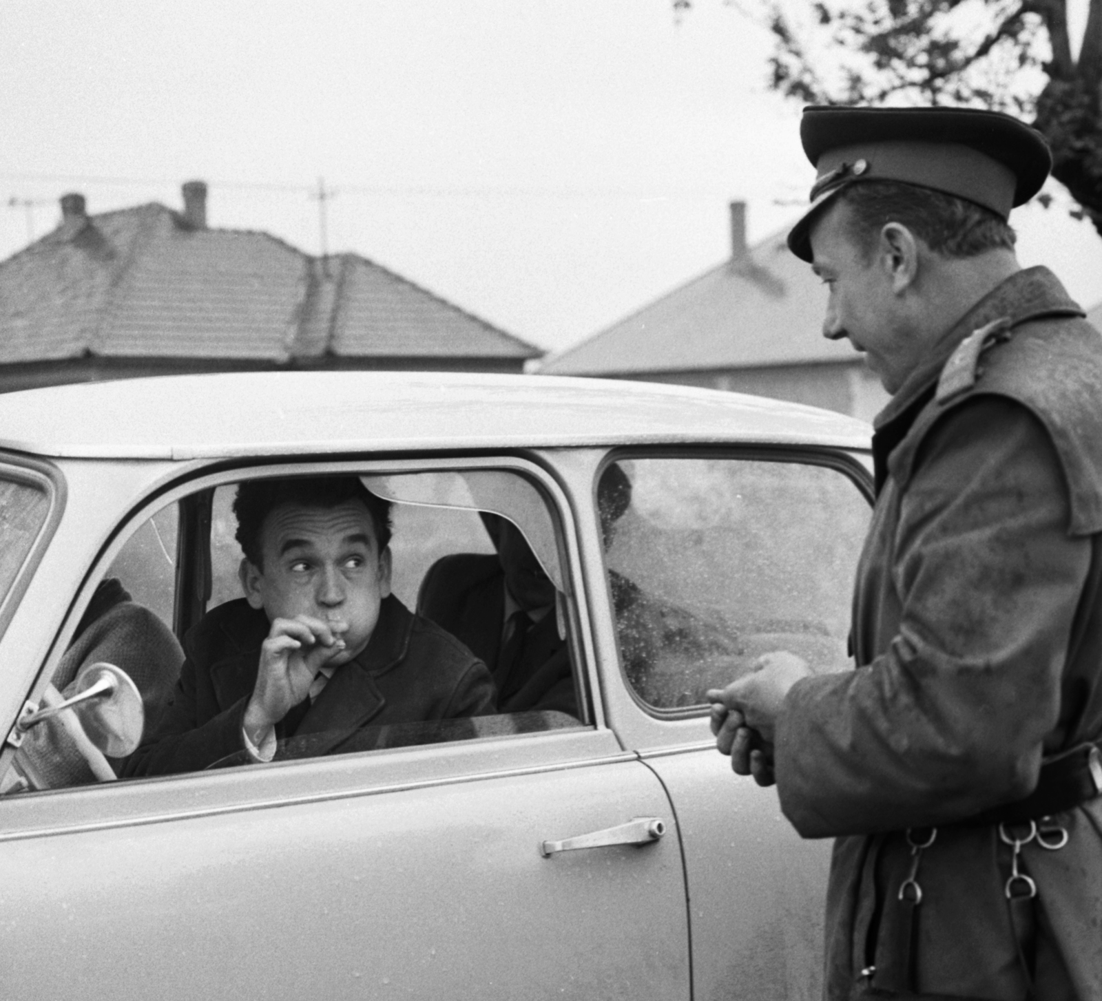 Magyarország, Sajószentpéter, Kossuth Lajos út, háttérben a Pálóczy Lajos utca házai., 1967, Magyar Rendőr, rendőr, igazoltatás, Trabant 601, alkoholszonda, Fortepan #65518