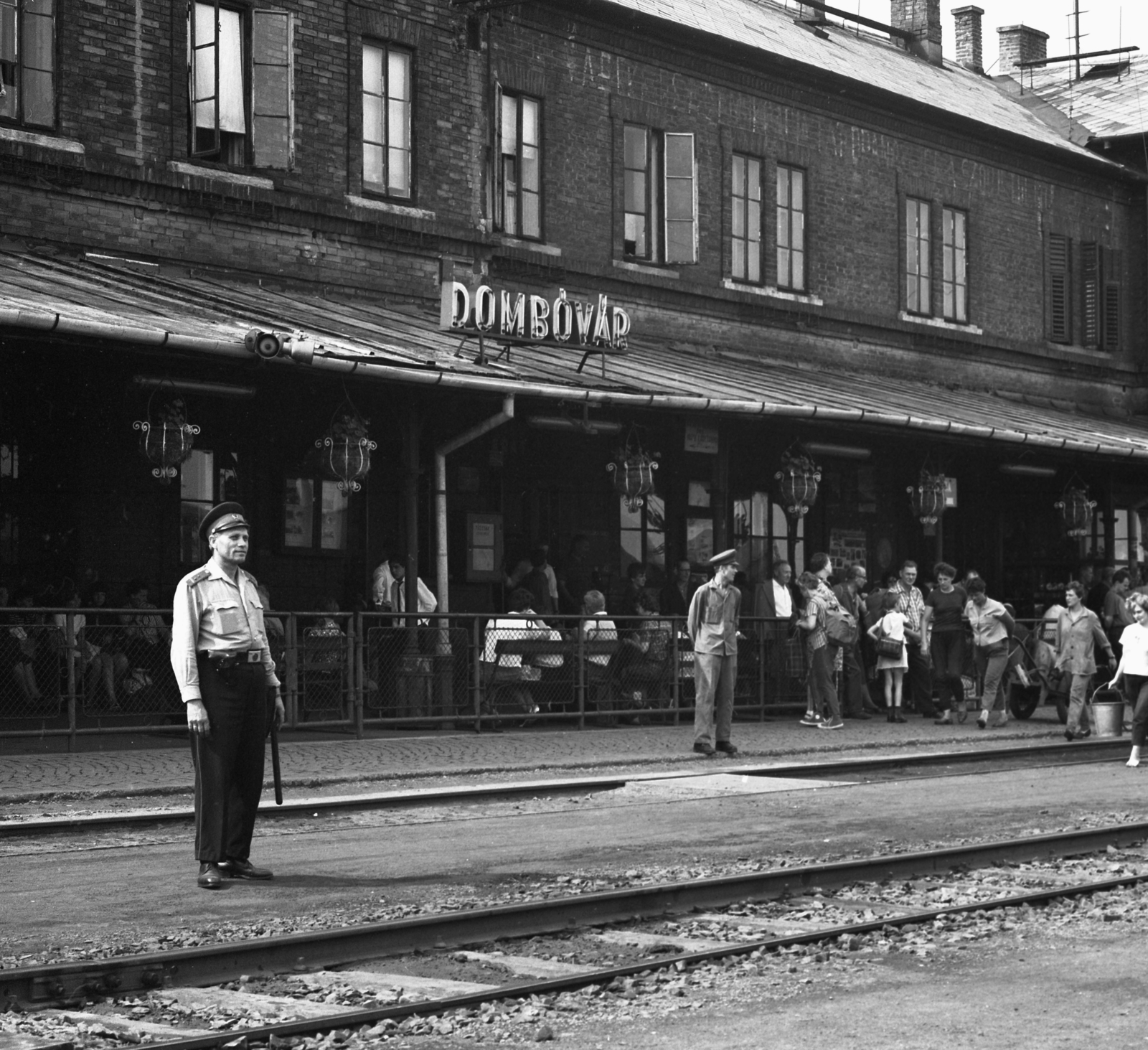 Hungary, Dombóvár, vasútállomás., 1967, Magyar Rendőr, train station, passenger, rails, place-name signs, Fortepan #65534