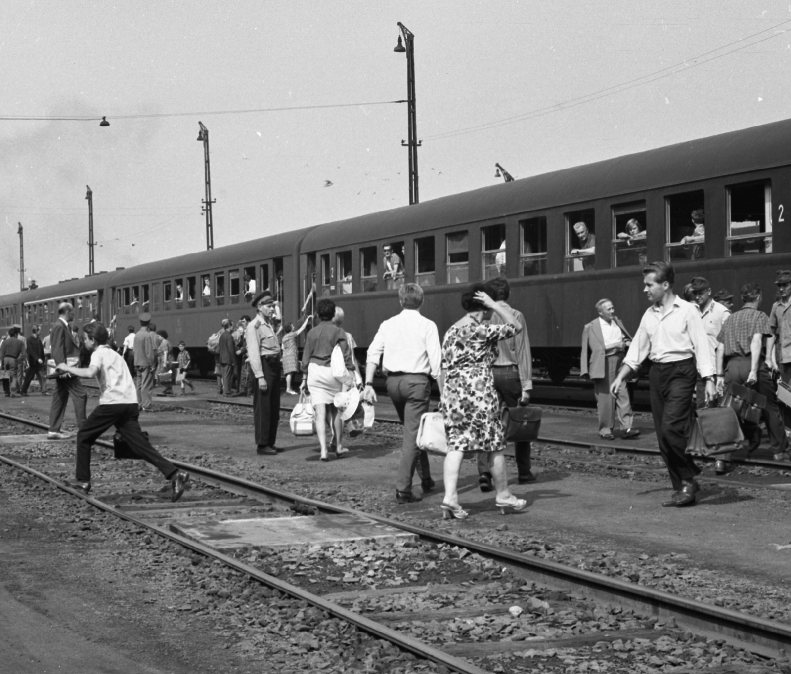 Magyarország, Dombóvár, vasútállomás., 1967, Magyar Rendőr, rendőr, vasúti szerelvény, vasútállomás, utas, sietés, Fortepan #65535