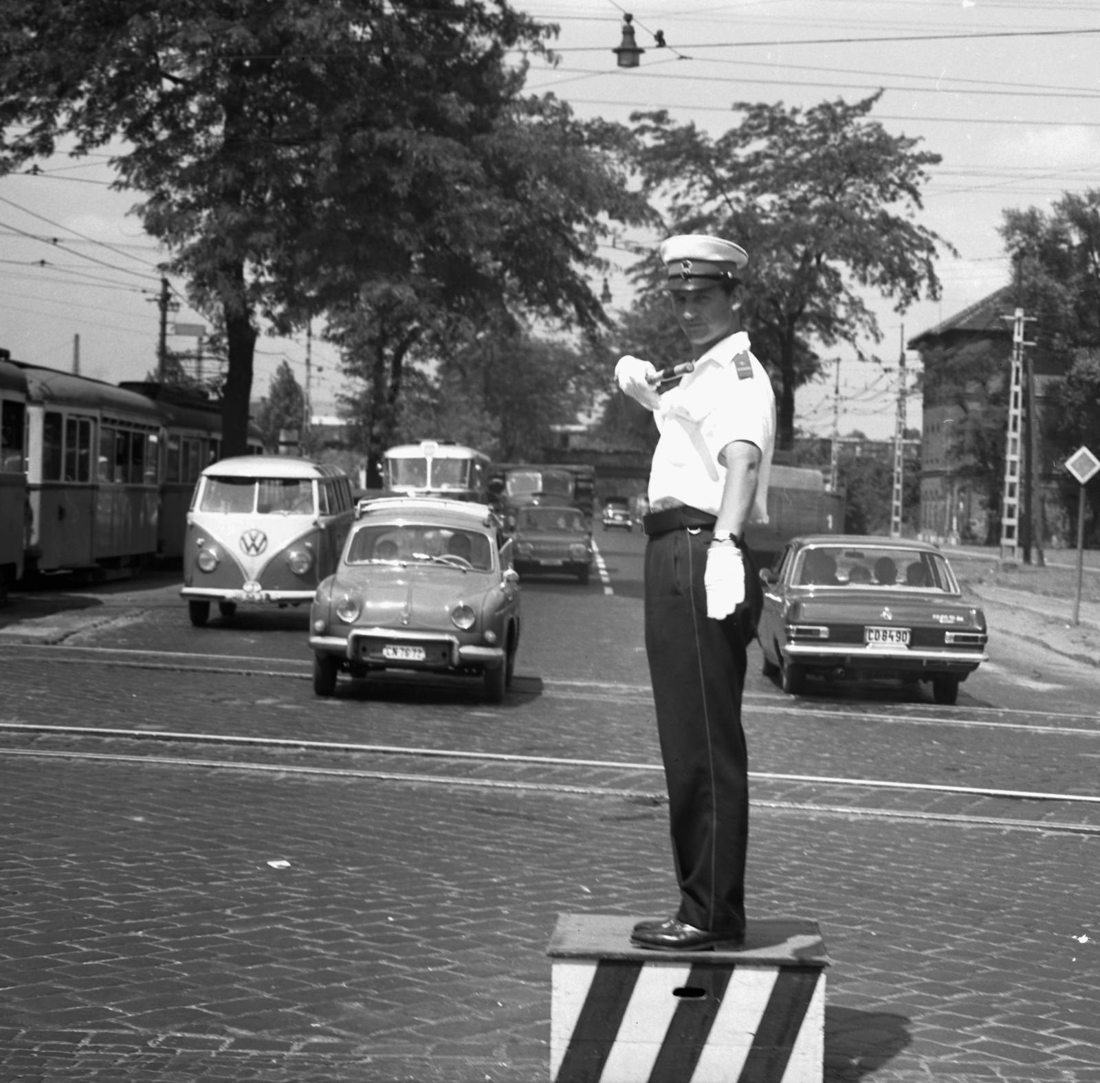 Hungary, Budapest X., Üllői út az Ecseri úttól a Népliget irányába nézve., 1967, Magyar Rendőr, Volkswagen-brand, cop, number plate, pulpit for police officers, Budapest, directing traffic, Fortepan #65545