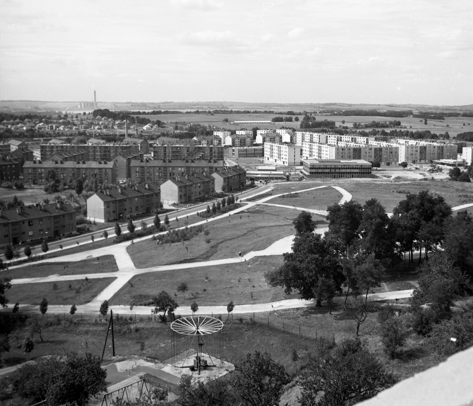 Magyarország, Oroszlány, kilátás a víztoronyból a Mészáros Lajos utca - Rákóczi Ferenc út kereszteződése felé, középen a Városháza., 1967, Magyar Rendőr, madártávlat, Fortepan #65548