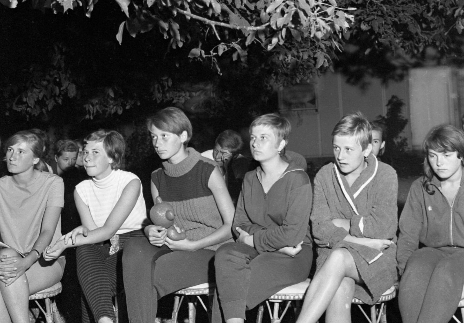 Hungary, egy ifjúsági leánytábor résztvevői ifjúságvédelmi előadást hallgatnak., 1967, Magyar Rendőr, leg over leg, Fortepan #65551