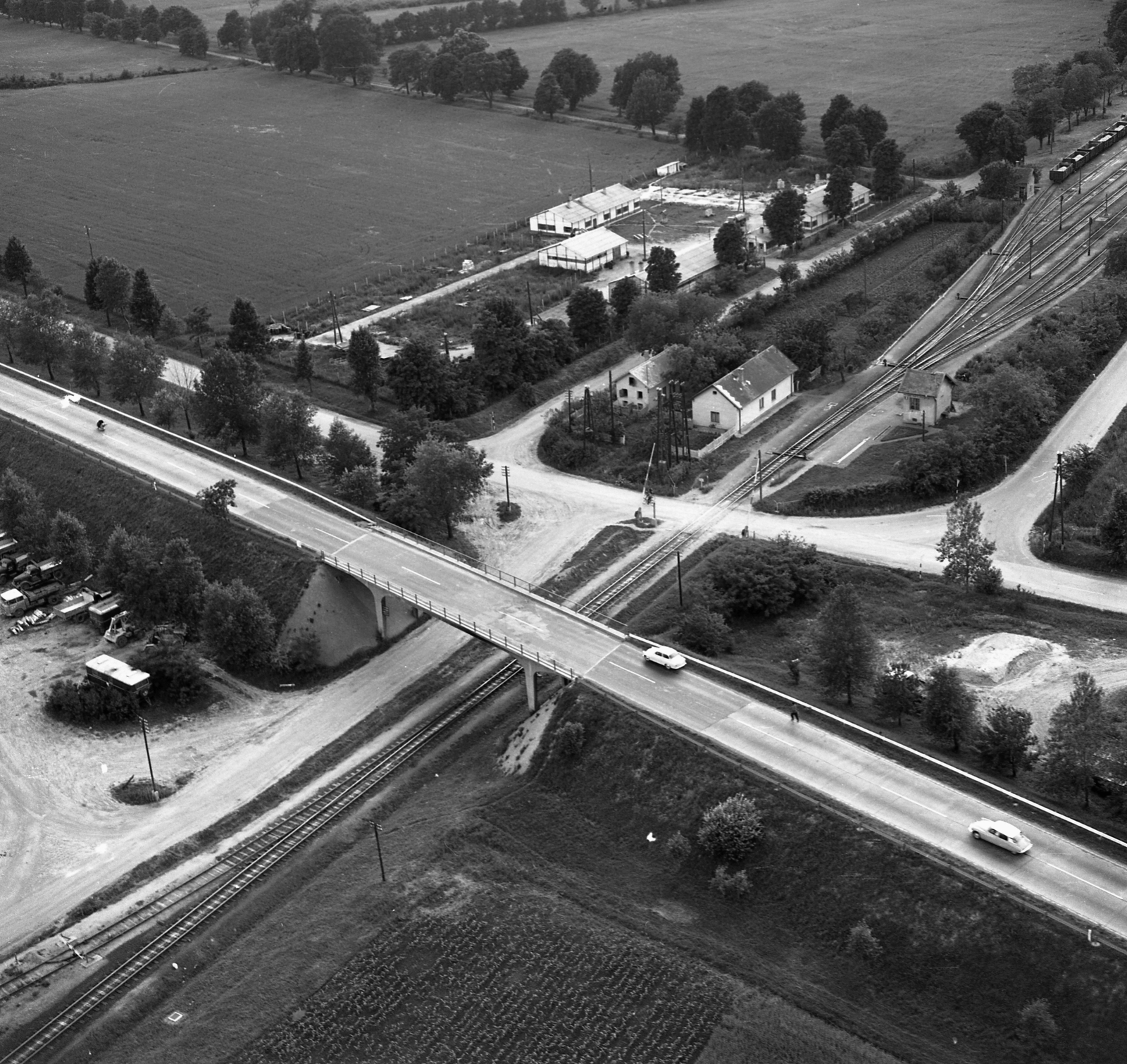 Hungary, Polgárdi, légifotó a 7-es főút felüljárójáról Polgárdi-Ipartelepek vasútállomásnál., 1967, Magyar Rendőr, aerial photo, Fortepan #65555