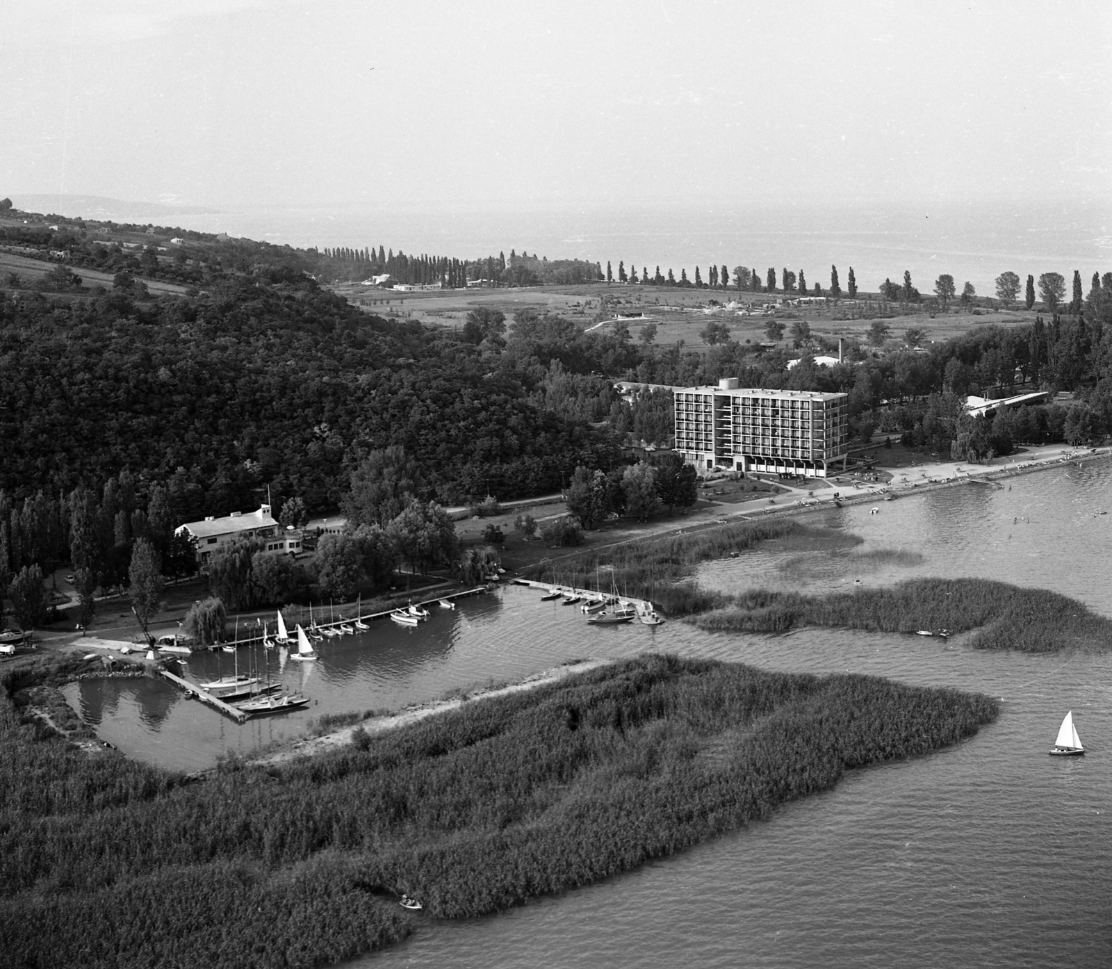 Magyarország,Balaton, Tihany, légifotó, Balaton-part a révtől nyugatra, középpontban a Tihany Yacht Club és a Hotel Tihany., 1967, Magyar Rendőr, légi felvétel, Fortepan #65558
