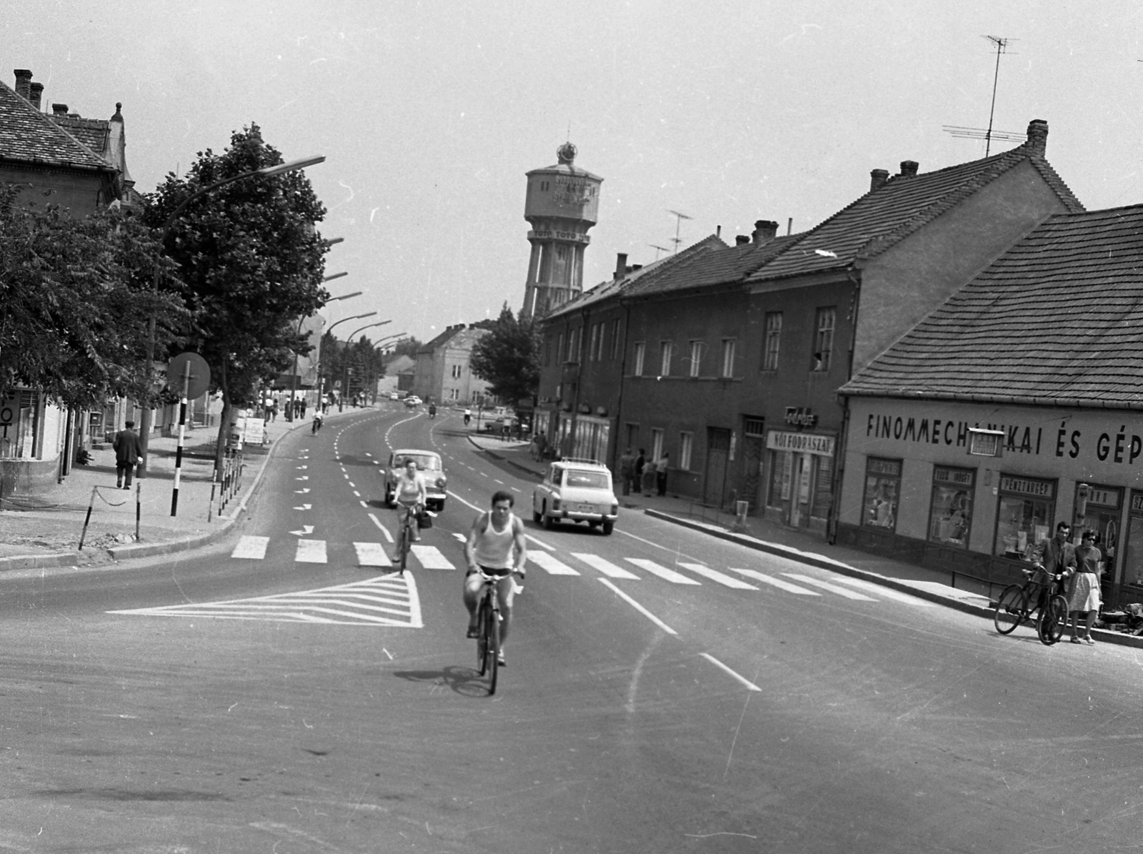 Magyarország,Balaton, Siófok, Fő utca, balra a Mártírok útja torkolata., 1967, Magyar Rendőr, kerékpár, gyalogátkelő, forgalom, Fortepan #65559