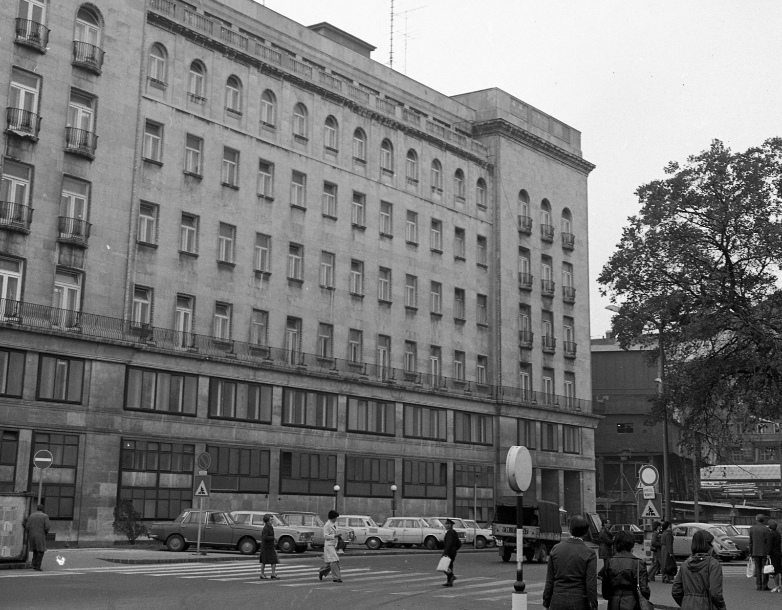 Hungary, Budapest V., Erzsébet (Engels) tér, Budapesti Rendőr-főkapitányság épülete., 1967, Magyar Rendőr, Budapest, Fortepan #65566