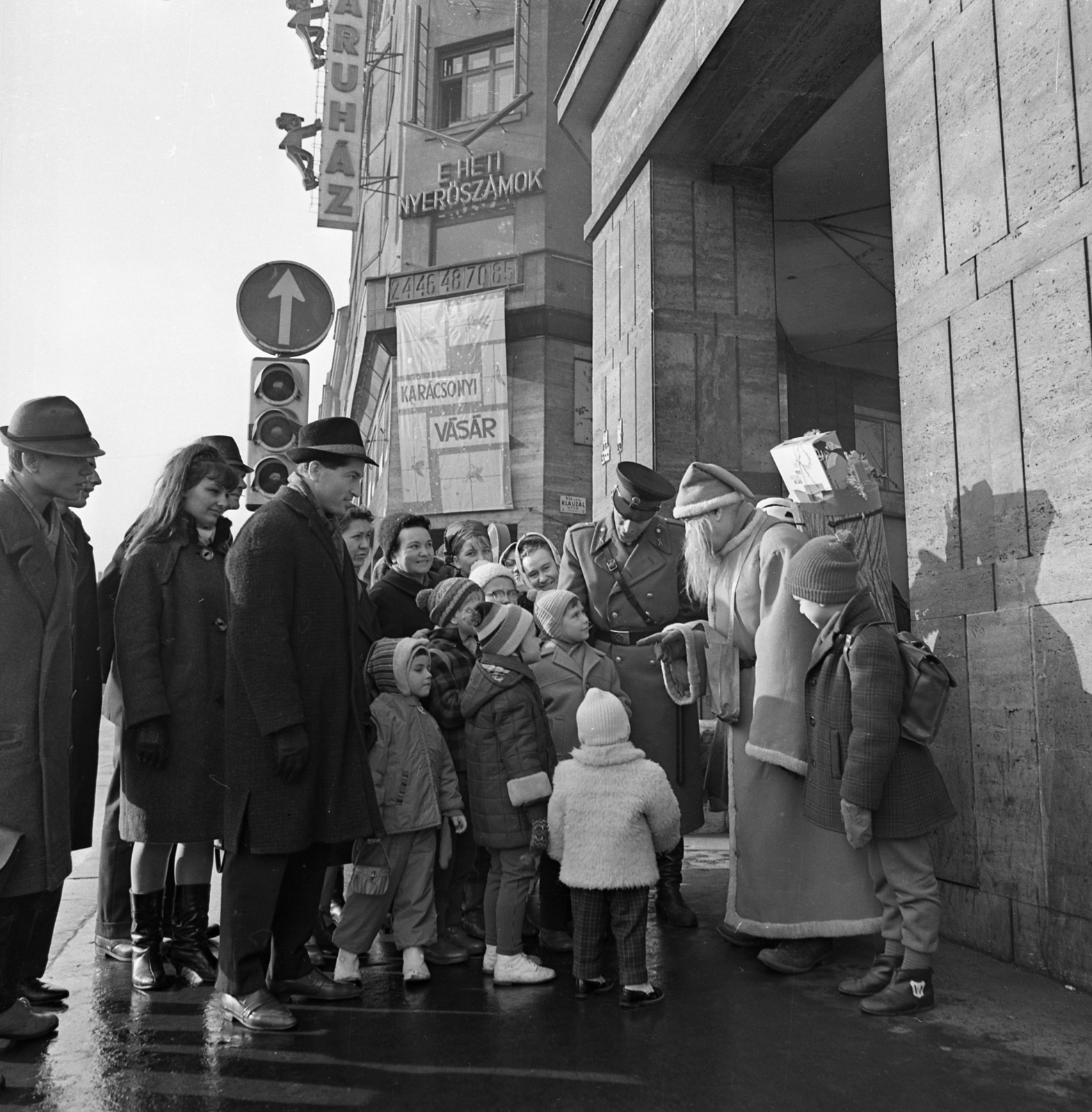 Hungary, Budapest VII., Rákóczi út, jobbra a Klauzál utca torkolata., 1967, Magyar Rendőr, cop, Santa Claus, kid, Budapest, Fortepan #65584