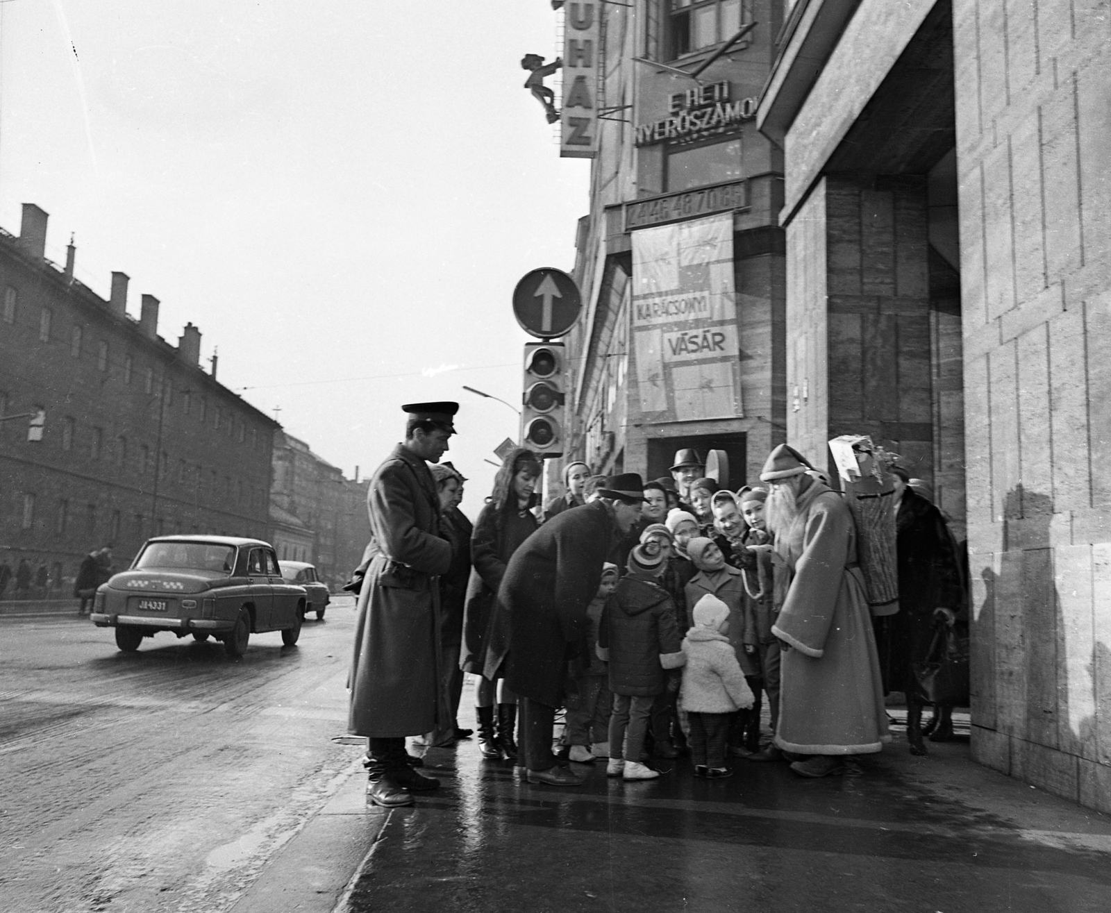Hungary, Budapest VIII.,Budapest VII., Rákóczi út a Klauzál utca torkolatától a Szent Rókus-kápolna felé nézve., 1967, Magyar Rendőr, Santa Claus, Budapest, taxicab, Fortepan #65585