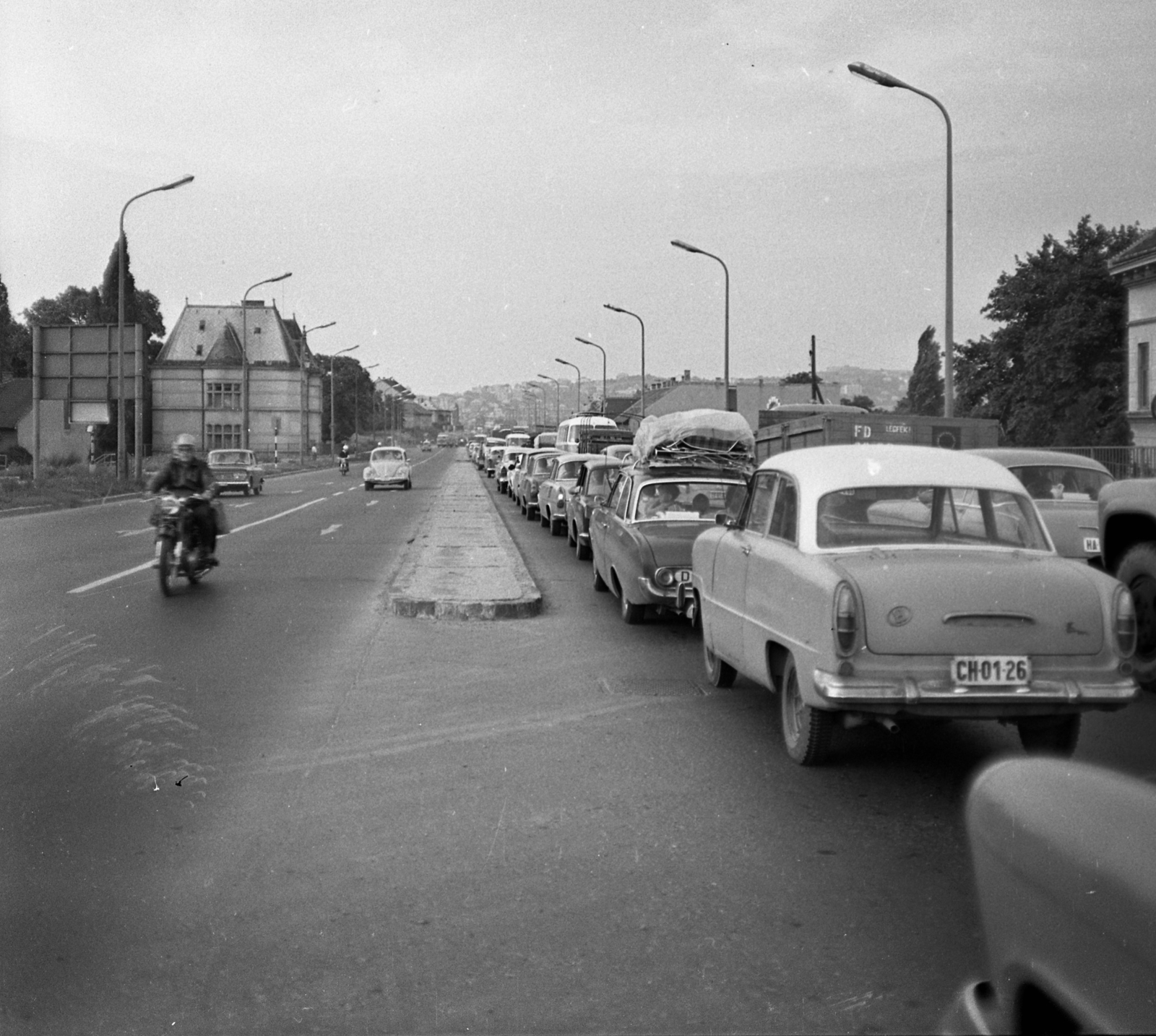 Hungary, Budapest XI., Budaörsi út a Pannonhalmi úttól a Gellért-hegy felé nézve., 1967, Magyar Rendőr, motorcycle, Volkswagen-brand, number plate, Volkswagen Beetle, Budapest, traffic jam, Fortepan #65587