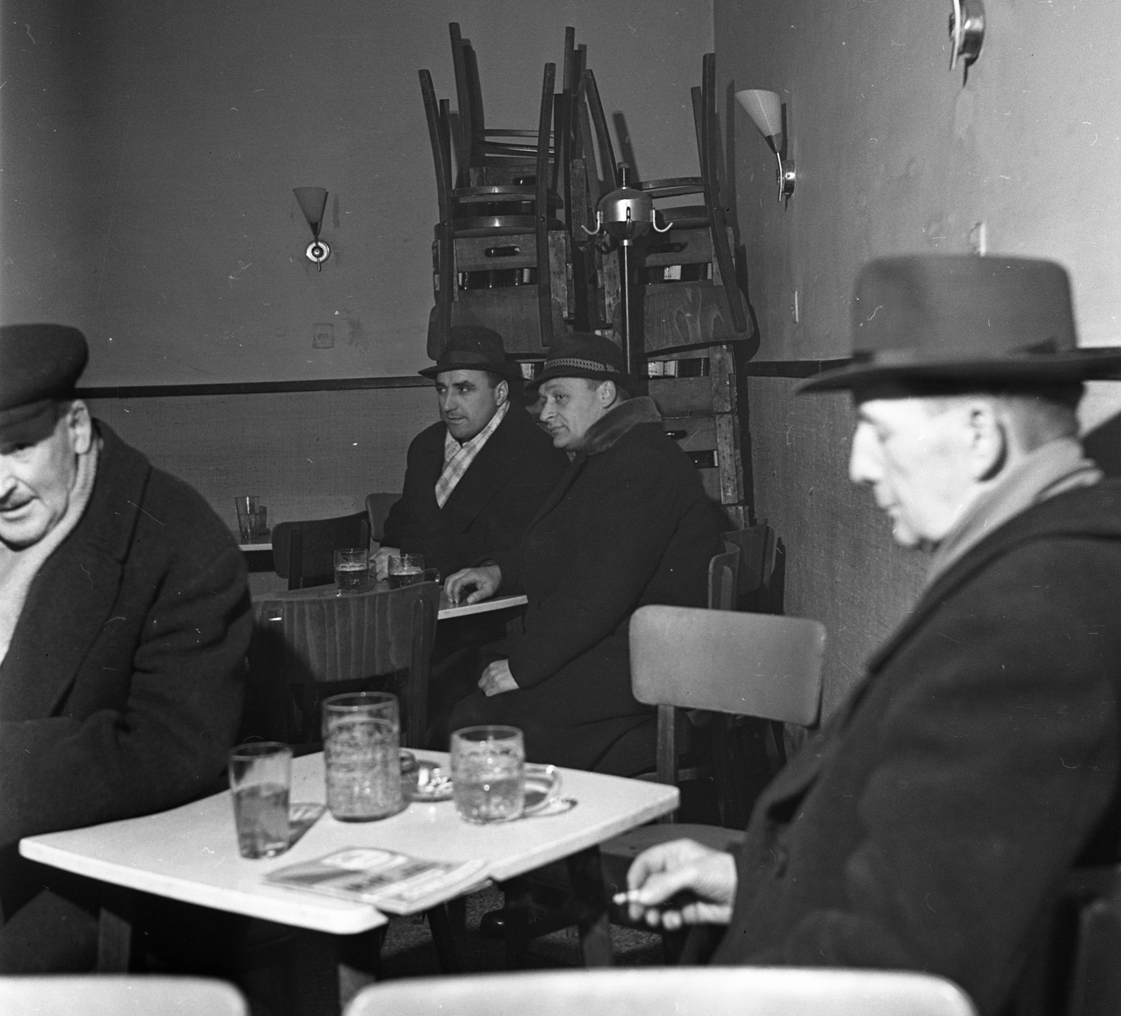 Hungary, Budapest XVIII., Vasút utca 51., 102.sz. kisvendéglő., 1968, Magyar Rendőr, hat, cigarette, smoking, genre painting, espresso, interior, ashtray, lamp bracket, crate, Budapest, Fortepan #65592