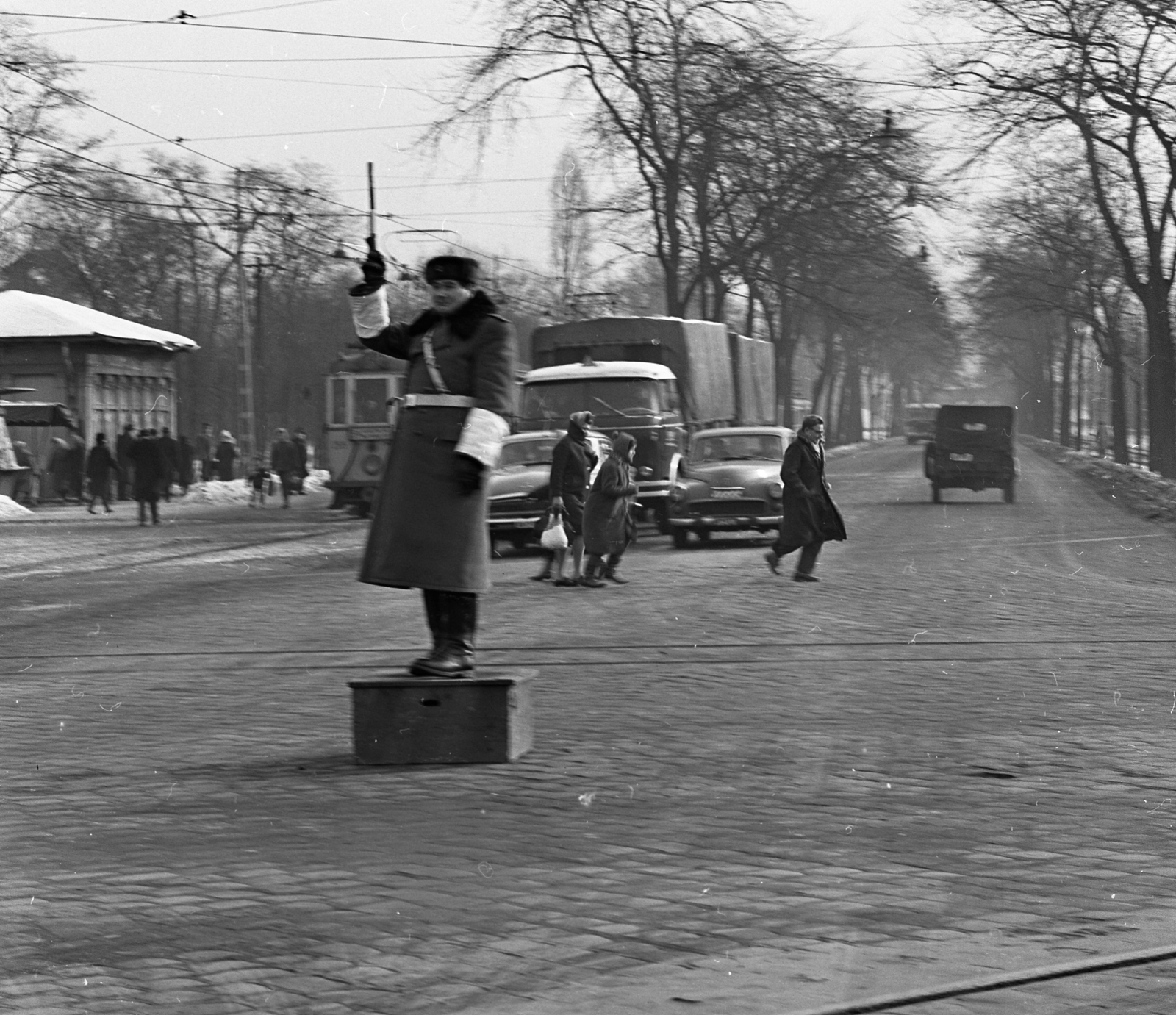 Hungary, Budapest VIII.,Budapest X.,Budapest IX., Üllői út - Könyves Kálmán körút kereszteződése a három kerület közös határánál. Balra a háttérben a Népliget., 1968, Magyar Rendőr, traffic, pedestrian, commercial vehicle, street view, genre painting, cop, tram, Jeep, M21 Wolga, pulpit for police officers, Budapest, directing traffic, Fortepan #65596