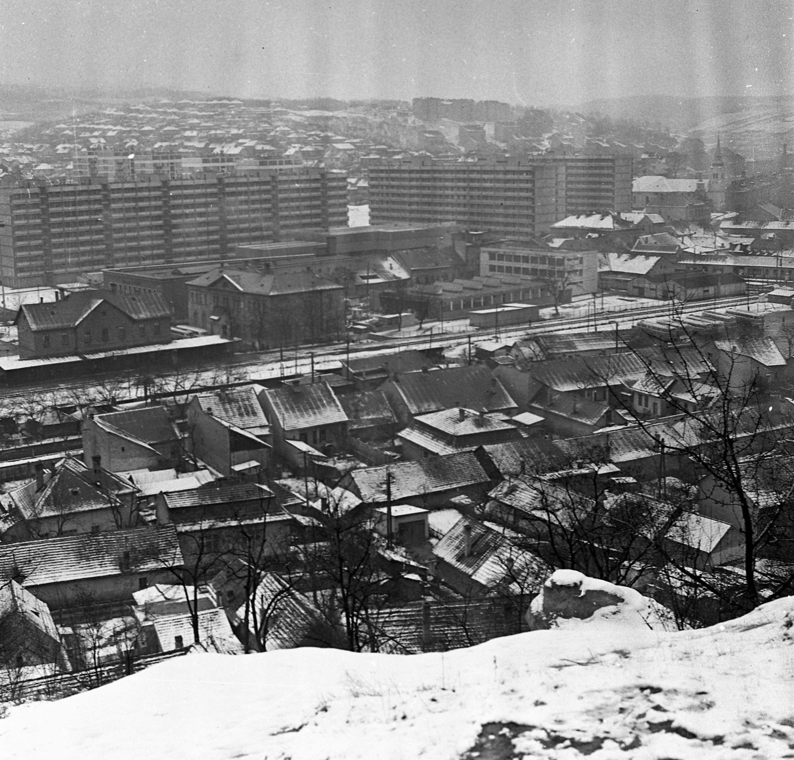 Hungary, Salgótarján, kilátás a Szent Imre-hegyről a vasútállomás és a városközpont felé., 1968, Magyar Rendőr, winter, snow, cityscape, picture, Fortepan #65619