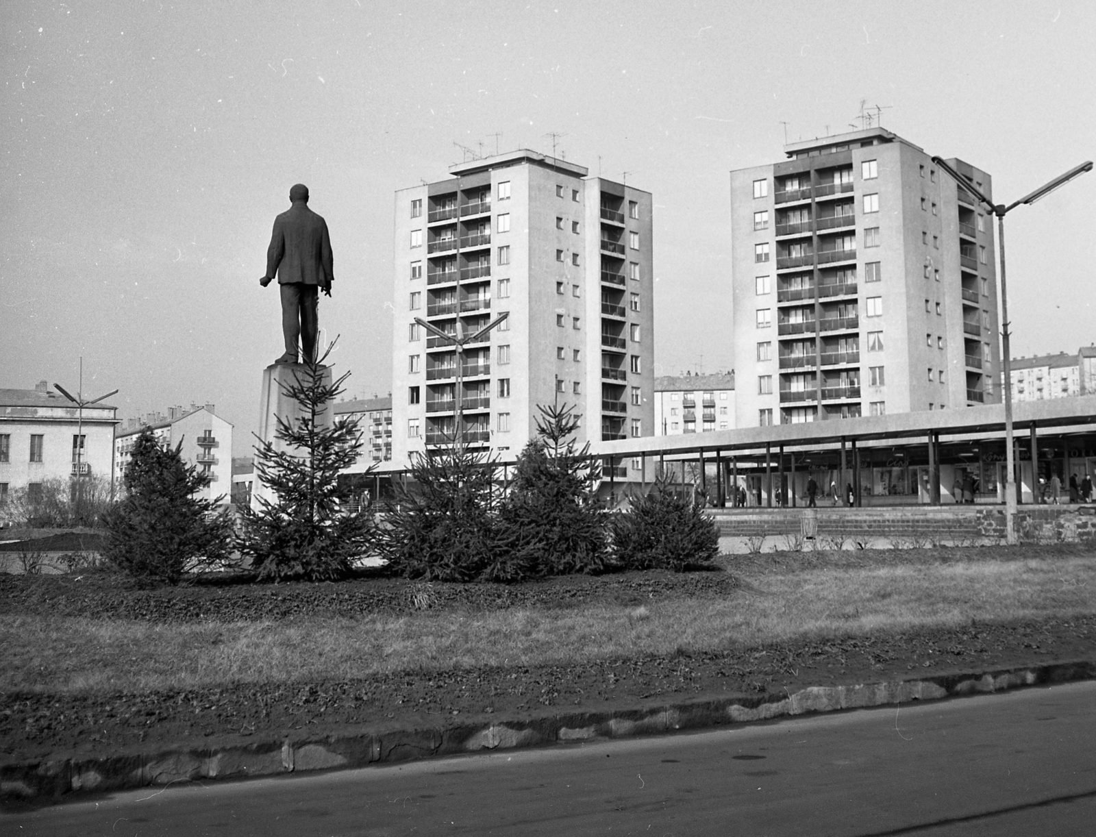 Magyarország, Komló, Városház (Lenin) tér, Marton László 1960-ban készített Lenin szobra., 1968, Magyar Rendőr, szobor, Lenin-ábrázolás, lámpaoszlop, Fortepan #65621