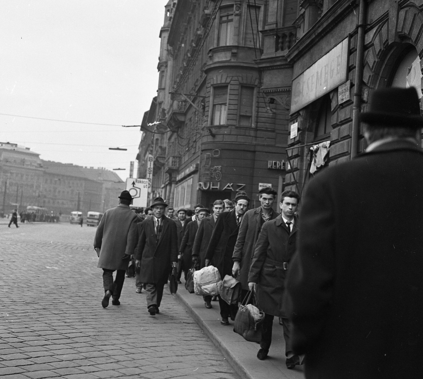 Magyarország, Budapest VIII.,Budapest VII., a Thököly út, szemben a Baross tér, jobbra a Bethlen Gábor utca torkolata., 1968, Magyar Rendőr, Budapest, Fortepan #65628