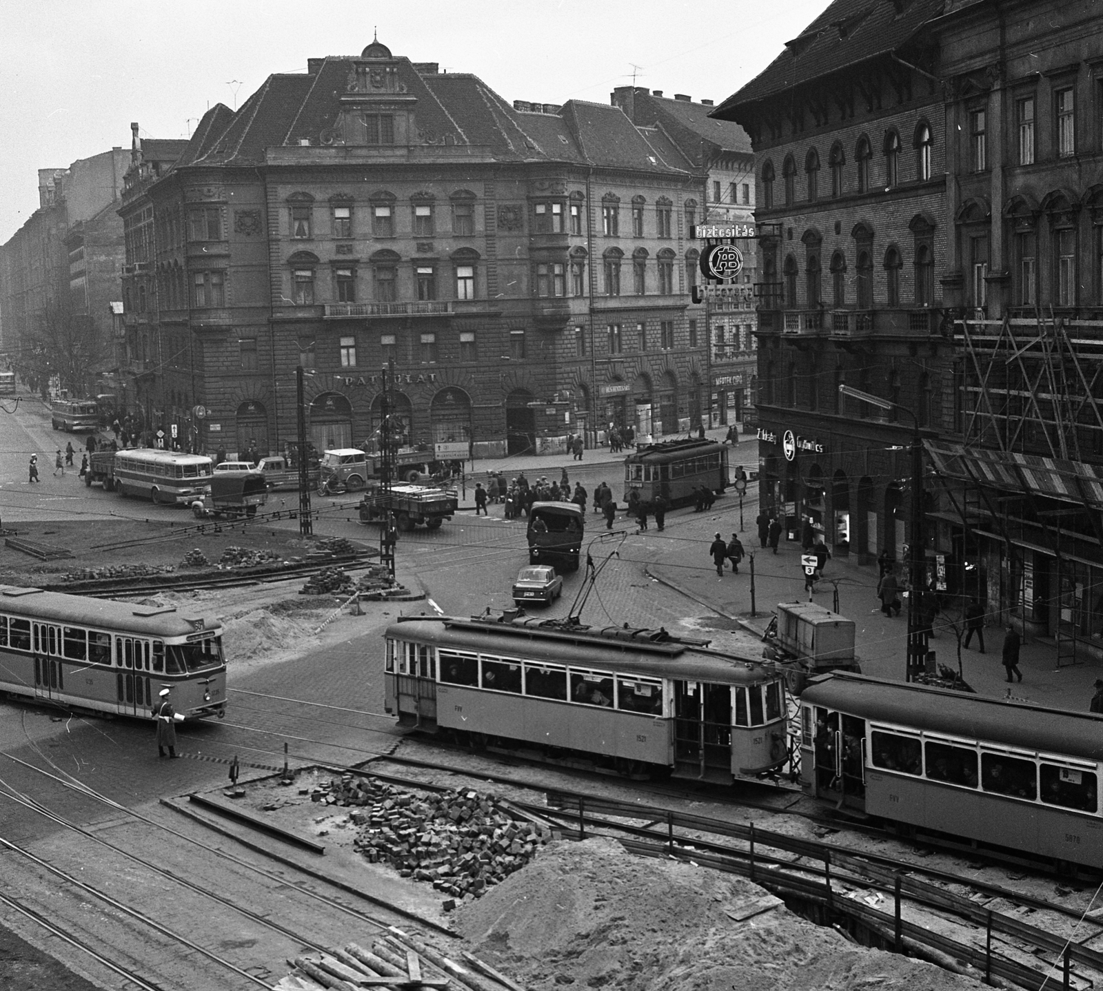 Hungary, Budapest VIII., Baross tér a Rákóczi út felől nézve, szemben jobbra a Fiumei (Mező Imre) út torkolata., 1968, Magyar Rendőr, Ikarus 620, Bengali tramway, Budapest, Bszkrt F1A type, Fortepan #65630