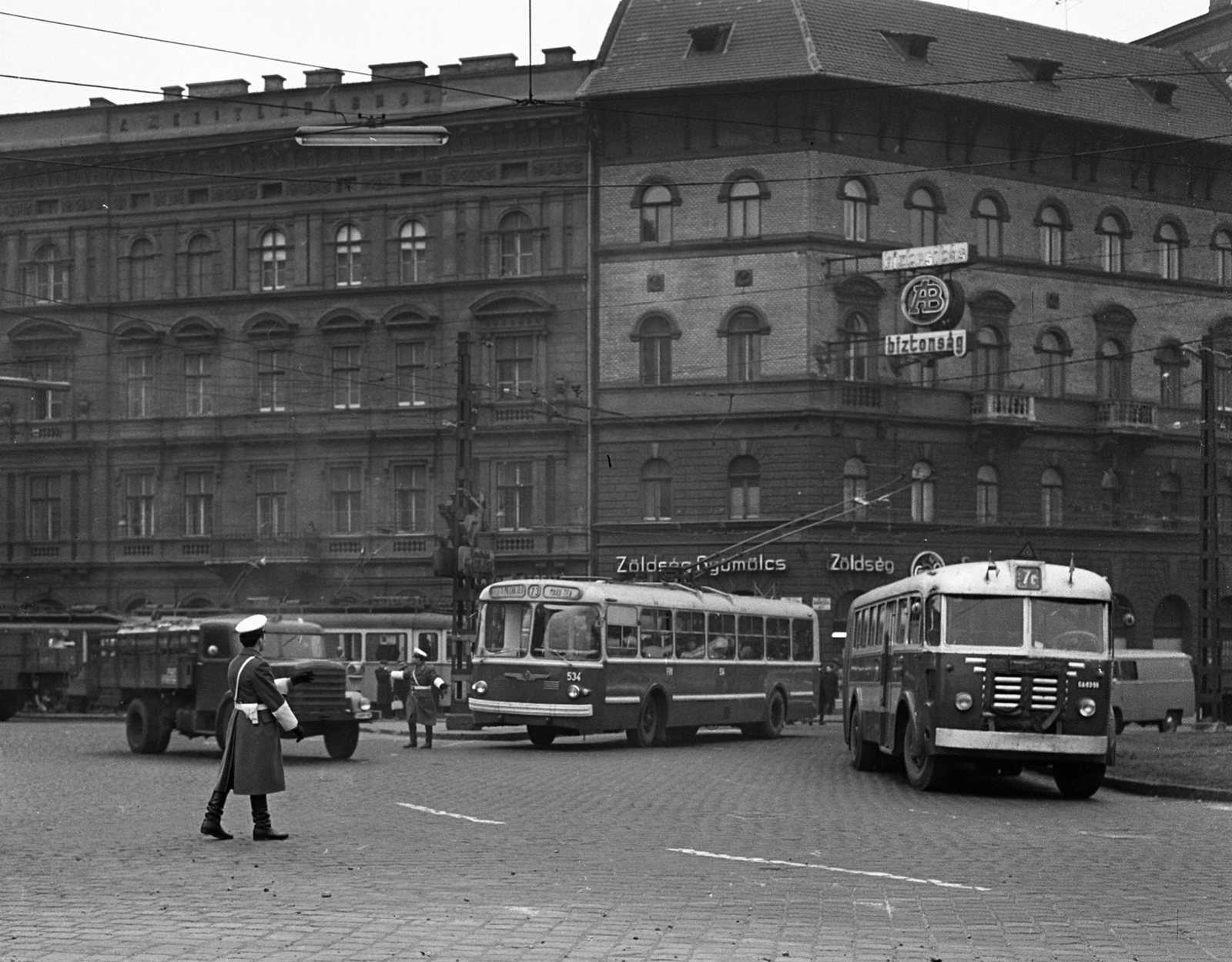 Hungary, Budapest VIII., Baross tér, balra a Fiumei (Mező Imre) út torkolata., 1968, Magyar Rendőr, bus, Soviet brand, Hungarian brand, commercial vehicle, Ikarus-brand, cop, Csepel-brand, tram, trolley bus, Budapest, public transport line number, Fortepan #65634