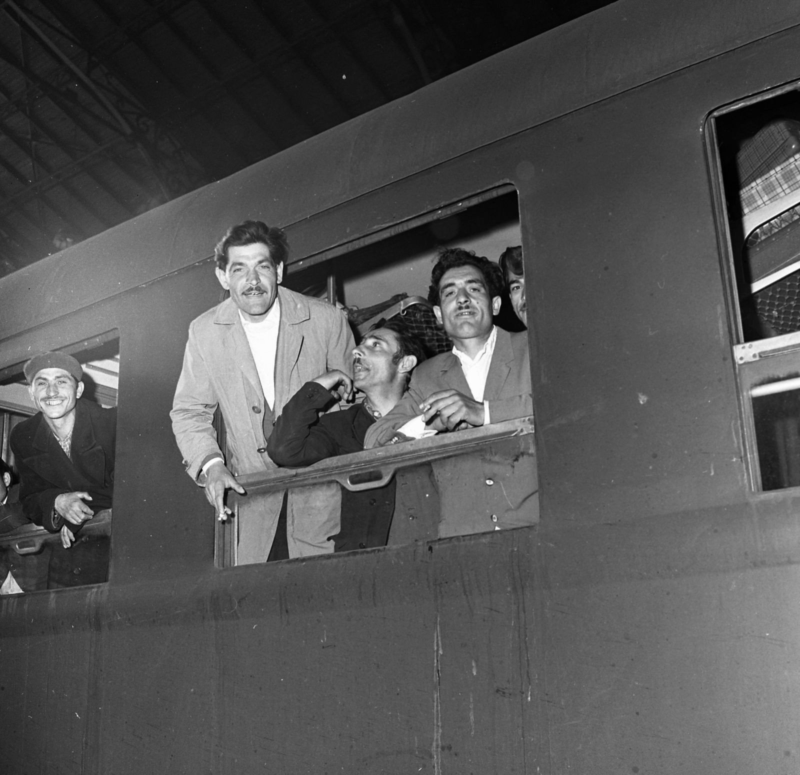 Hungary, Budapest VI., Nyugati pályaudvar., 1968, Magyar Rendőr, Budapest, leaning out of the window, Fortepan #65648