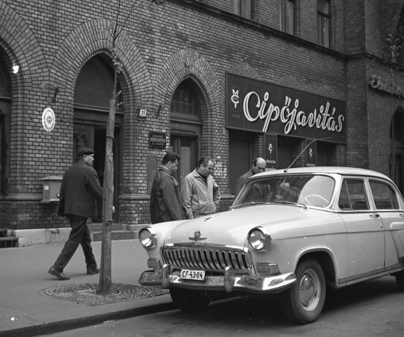 Hungary, Budapest V., Alkotmány utca 12., 1968, Magyar Rendőr, M21 Wolga, Budapest, number plate, shoe repair, Fortepan #65649