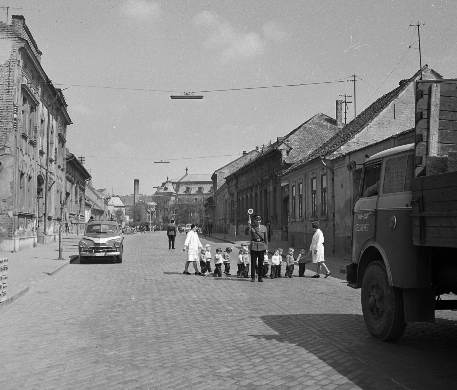 Hungary, Kecskemét, Batthyány utca a Katona József tér felé nézve., 1968, Magyar Rendőr, cop, ceramics, police vehicle, Best of, Fortepan #65651