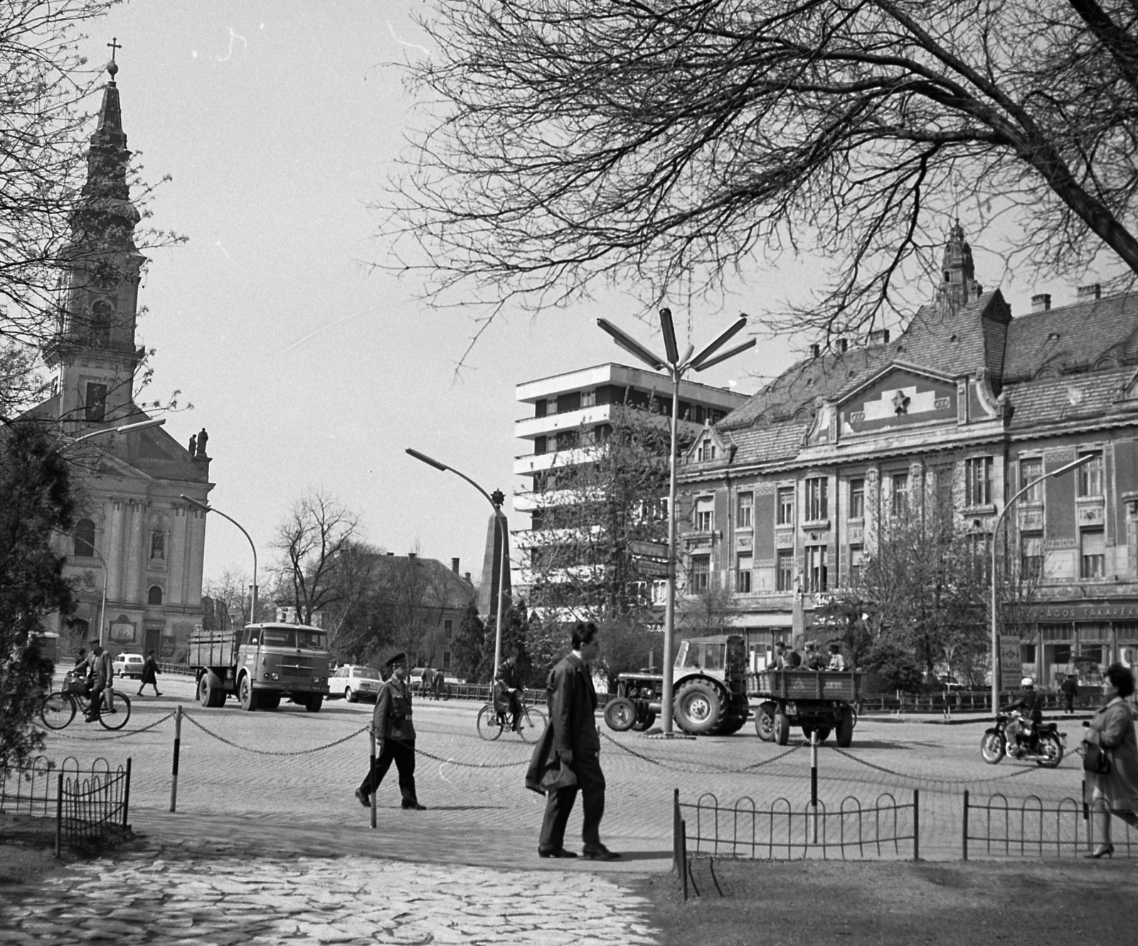 Magyarország, Kecskemét, Szabadság tér, balra a Nagytemplom (Öregtemplom)., 1968, Magyar Rendőr, kerékpár, motorkerékpár, teherautó, rendőr, traktor, Skoda 706 RT/MT, Fortepan #65655