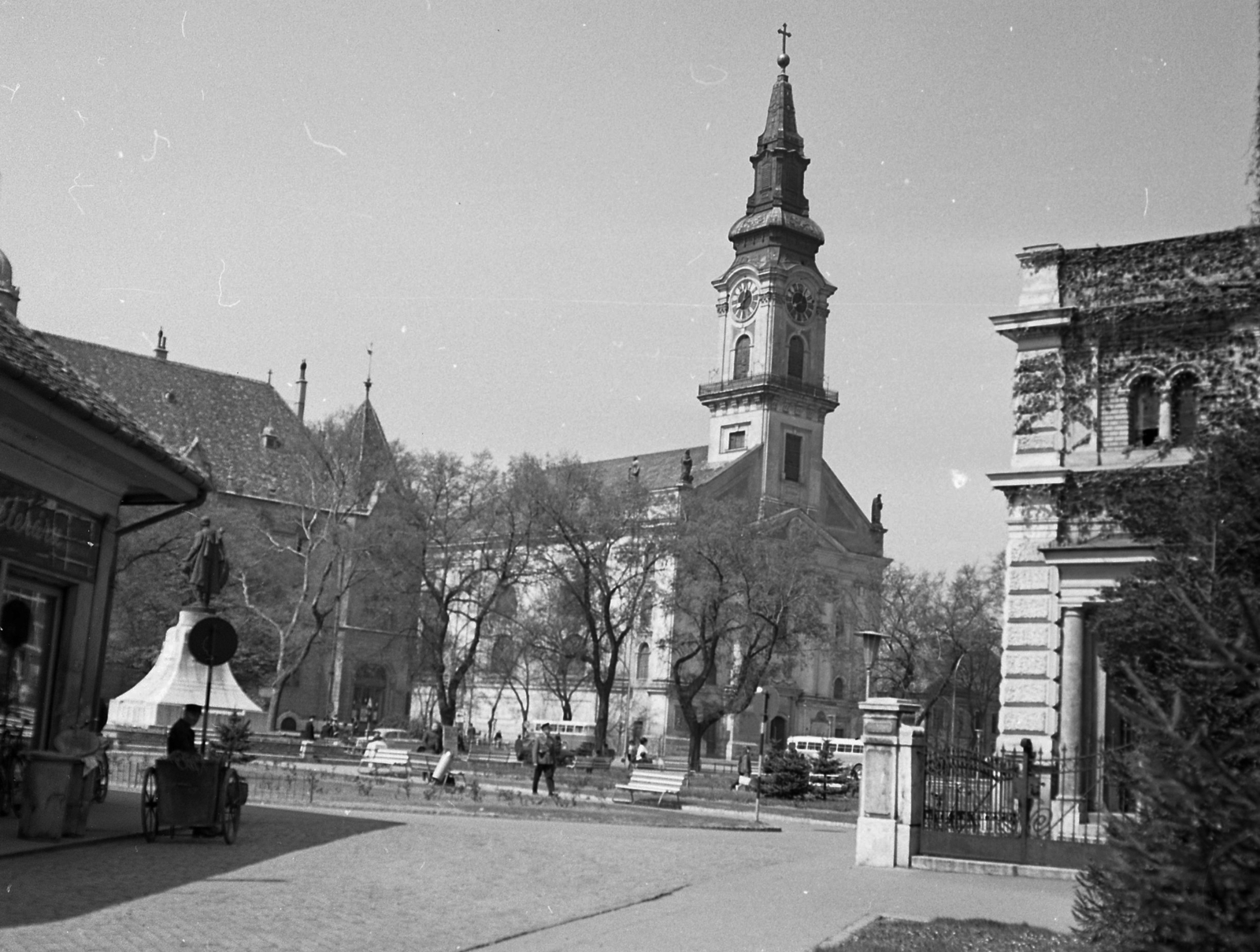 Hungary, Kecskemét, Kossuth tér a Kéttemplom köz felől nézve. Balra a Kossuth szobor és a Városháza, szemben a Nagytemplom (Öregtemplom)., 1968, Magyar Rendőr, Fortepan #65657