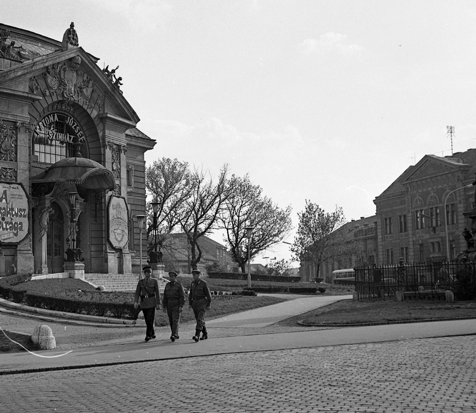 Hungary, Kecskemét, Katona József tér, balra a Katona József Színház., 1968, Magyar Rendőr, Workers' Militia, theater, cop, Fellner and Helmer-design, eclectic architecture, Neo-Baroque-style, Fortepan #65658