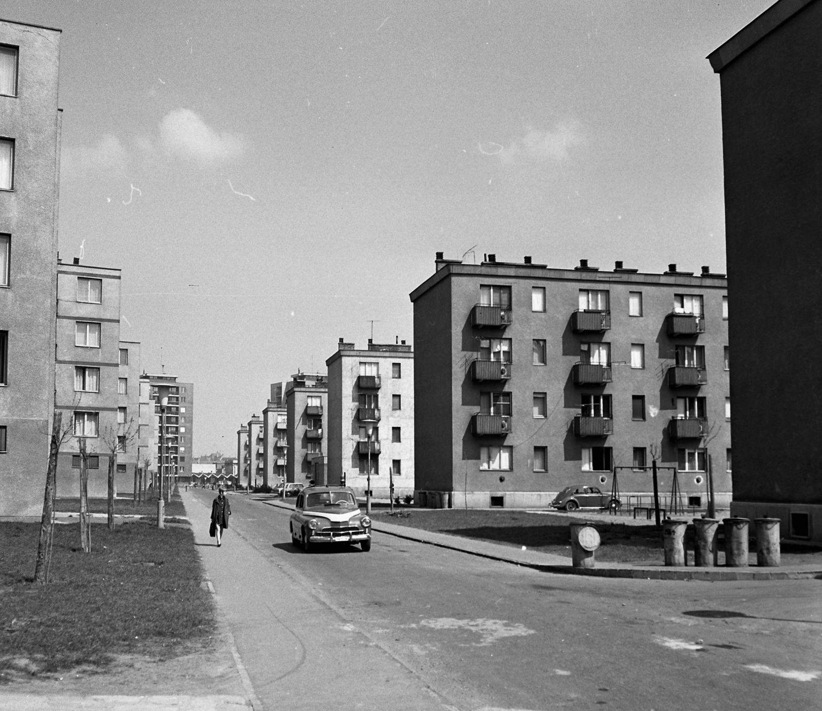 Hungary, Kecskemét, Szabó Kálmán (Zalka Máté) utca., 1968, Magyar Rendőr, blocks, Volkswagen-brand, dustbin, automobile, Volkswagen Beetle, Fortepan #65659