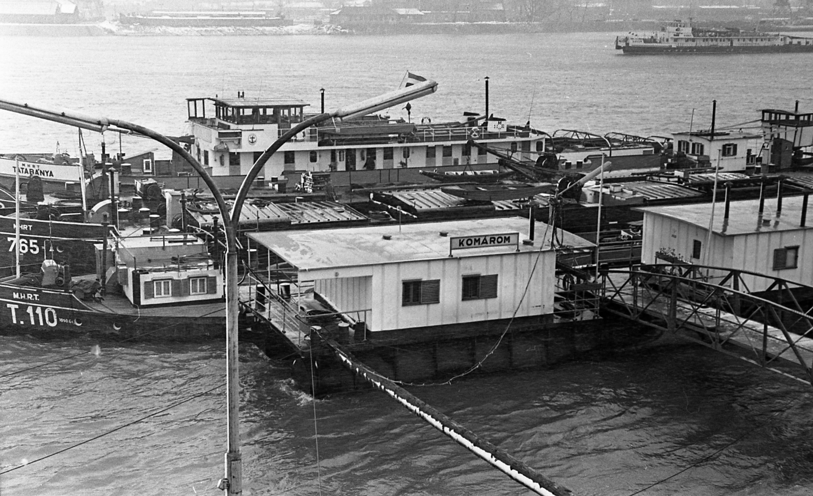 Hungary, Komarno, Duna-part, kikötő., 1968, Magyar Rendőr, ship, barge, boat station, tow truck, Tatabánya ship, place-name signs, port, Fortepan #65660