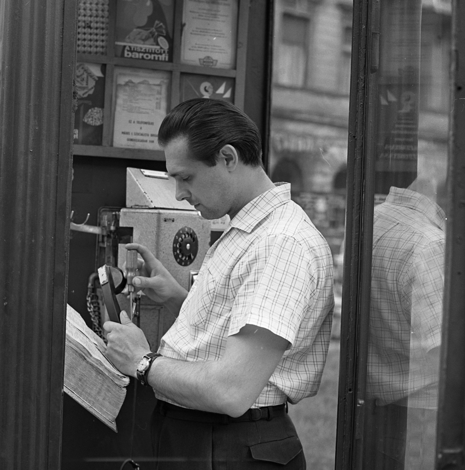 Hungary, 1968, Magyar Rendőr, ad, phone booth, wrist watch, screwdriver, phone book, assembly, Fortepan #65663