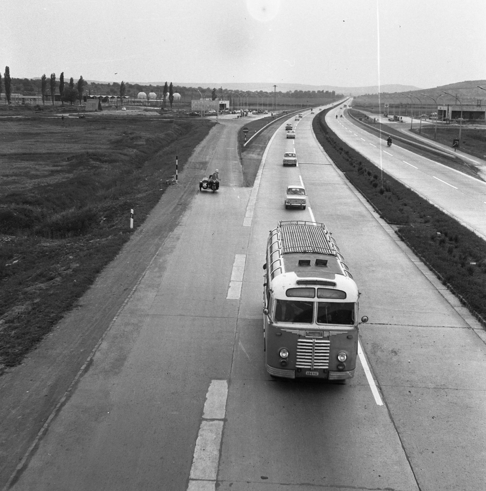 Hungary, Budaörs, az M1-M7-es autópálya közös szakasza a benzinkútnál a Károly király utcai felüljáróról nézve., 1968, Magyar Rendőr, bus, Hungarian brand, Ikarus-brand, Fortepan #65671