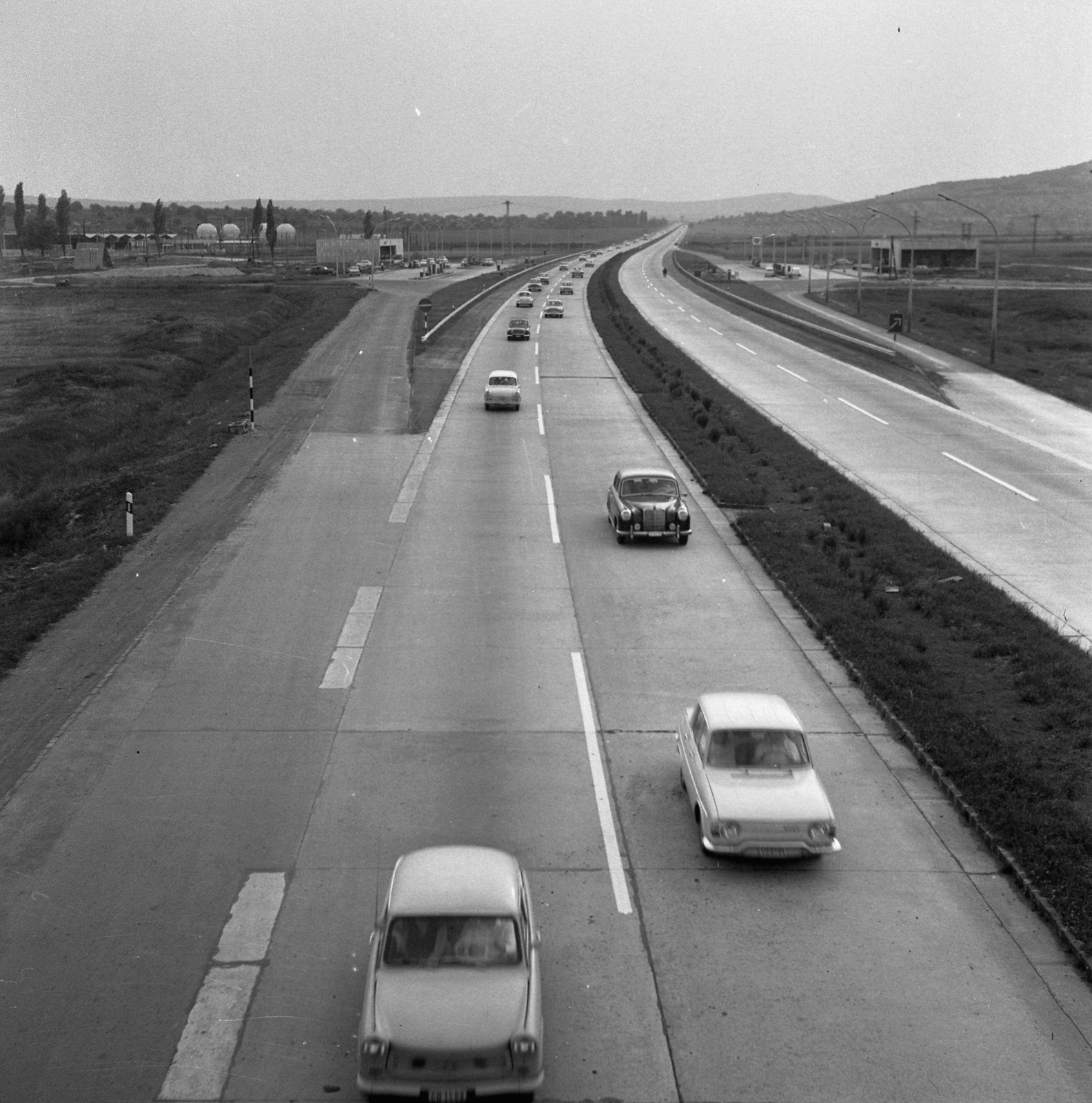 Hungary, Budaörs, az M1-M7-es autópálya közös szakasza a benzinkútnál a Károly király utcai felüljáróról nézve., 1968, Magyar Rendőr, Trabant-brand, Mercedes-brand, Renault-brand, gas station, highway, Fortepan #65673