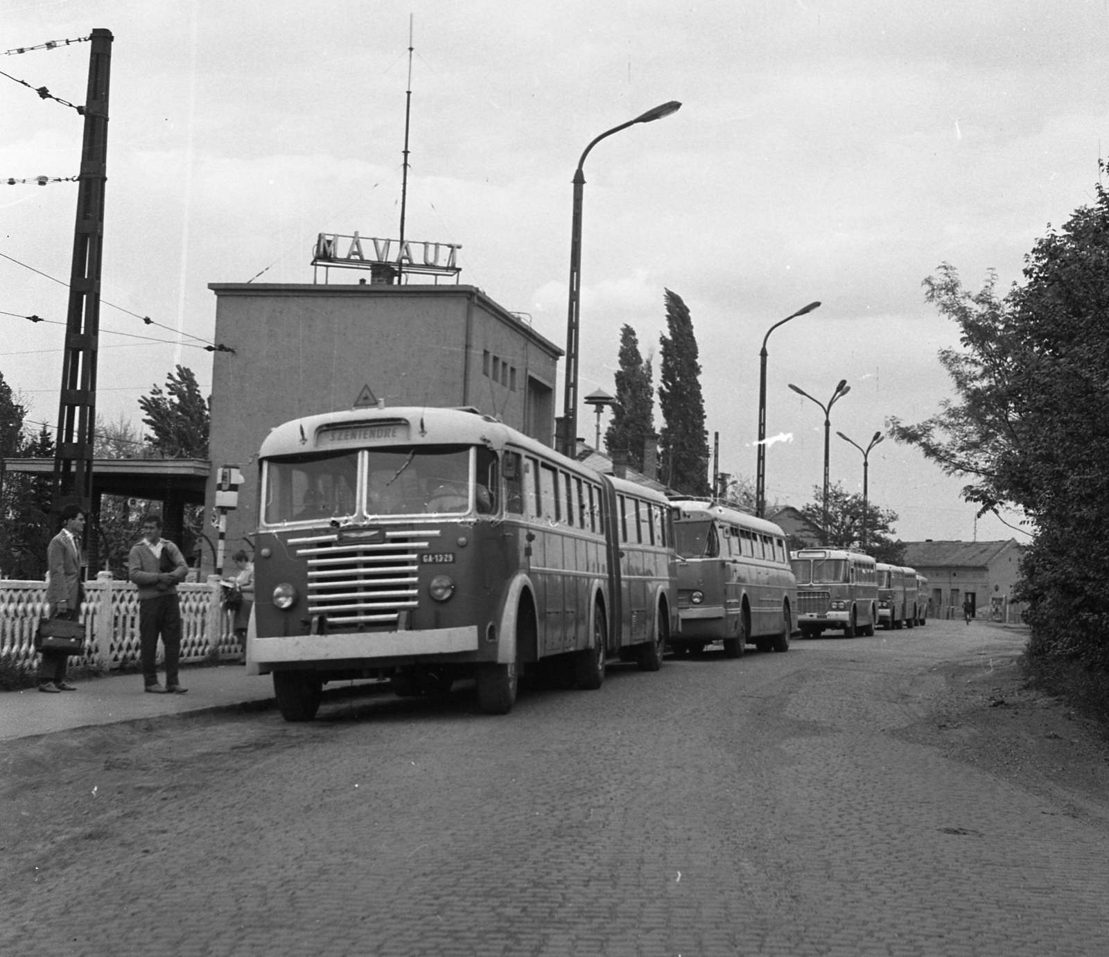 Hungary, Szentendre, Dózsa György út, MÁVAUT autóbusz-pályaudvar, balra a HÉV végállomás., 1968, Magyar Rendőr, bus, Hungarian brand, Ikarus-brand, Capital Bus Works, bus stop, Fortepan #65674