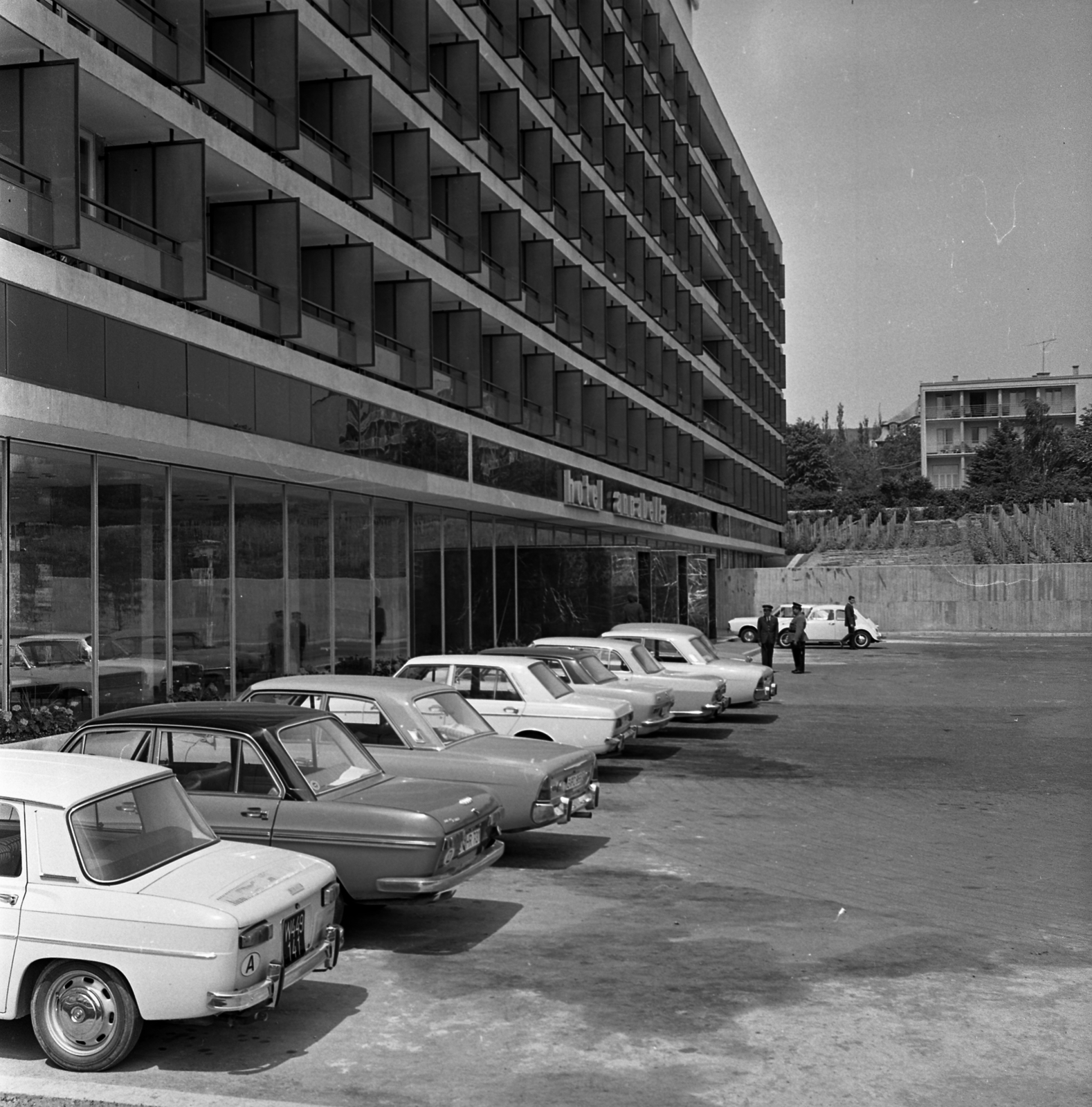 Hungary, Balatonfüred, Hotel Annabella., 1968, Magyar Rendőr, car park, Fortepan #65687
