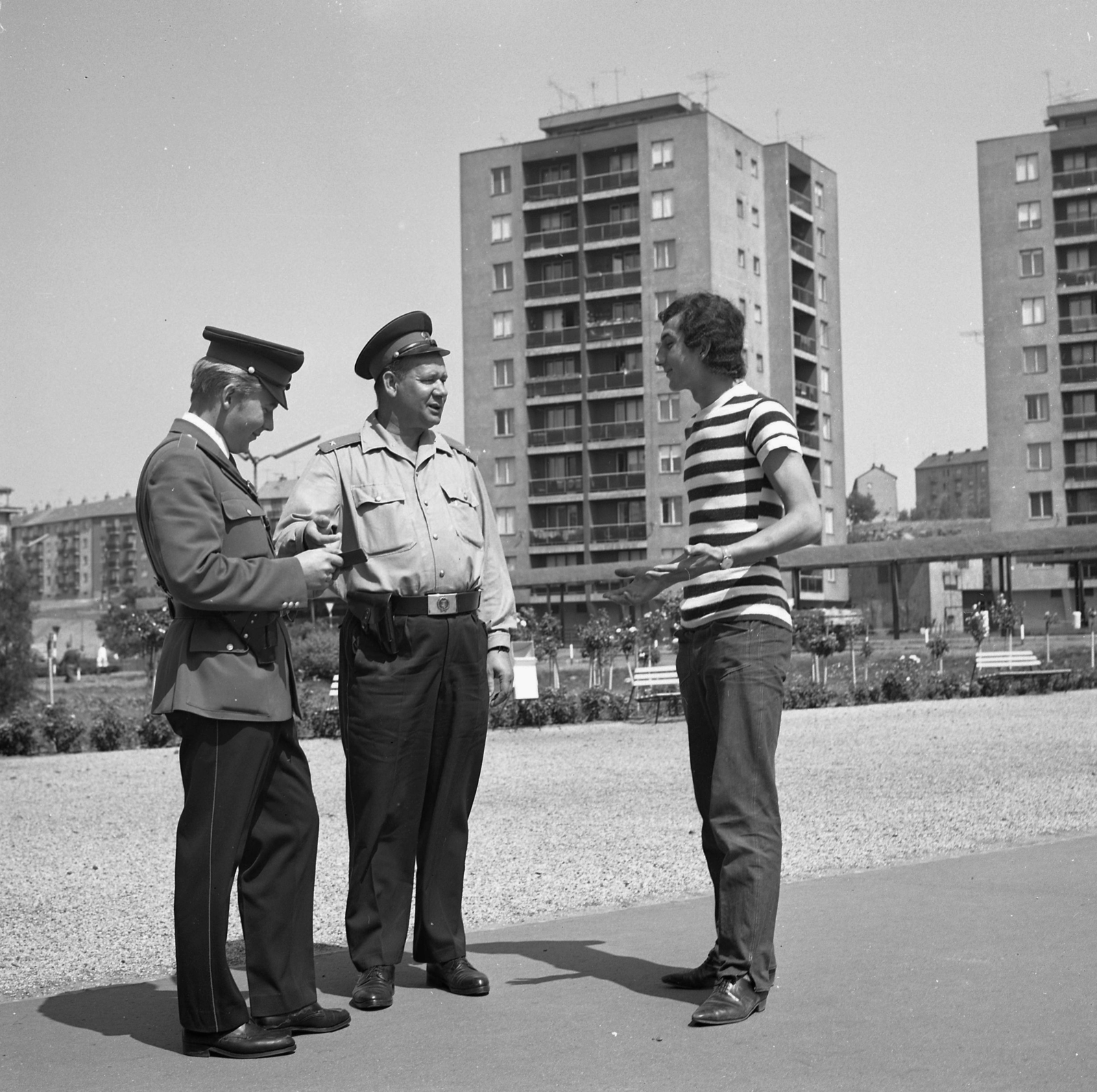 Hungary, Komló, Városház (Lenin) tér., 1968, Magyar Rendőr, cop, identity check, Fortepan #65692