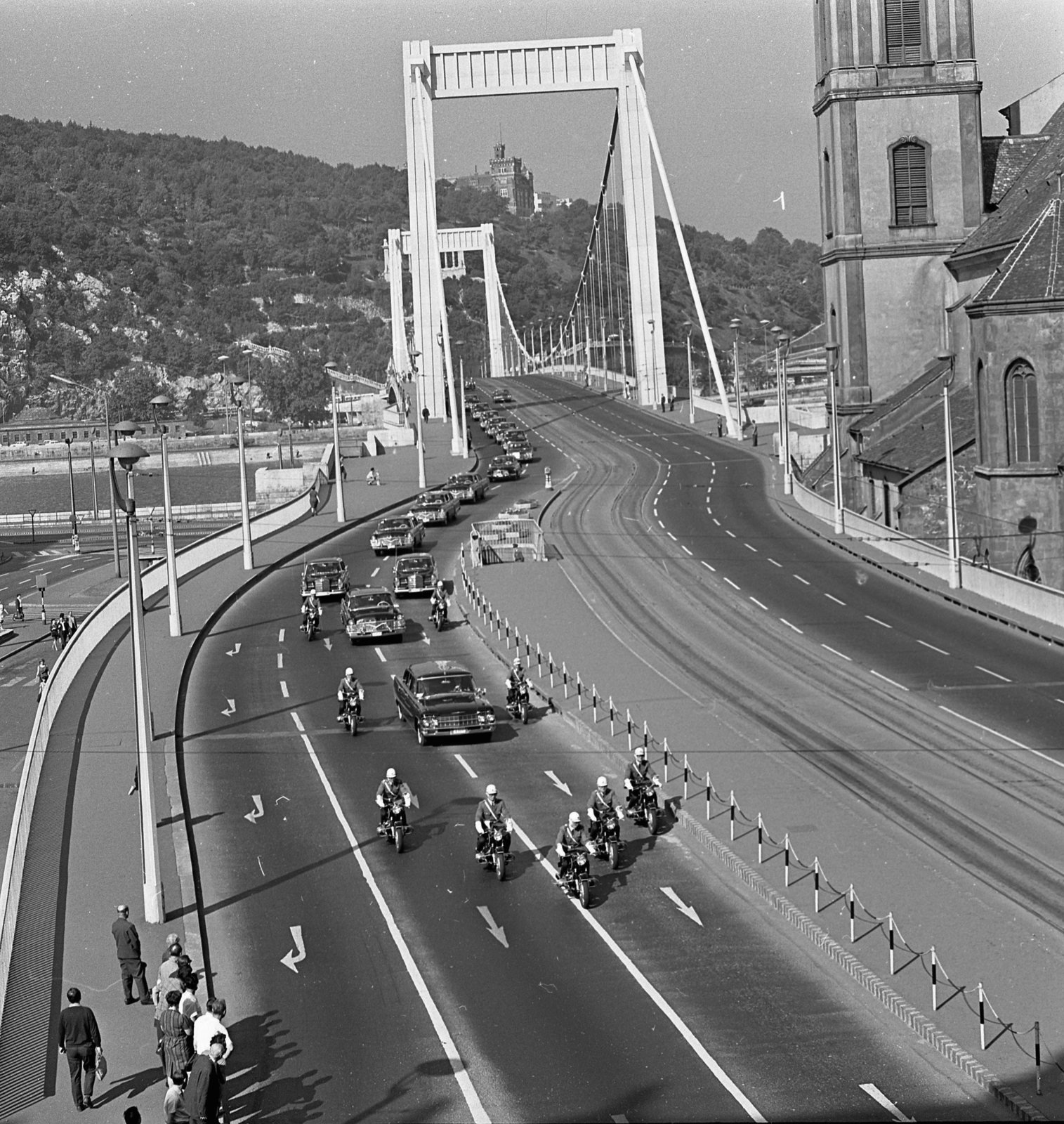 Hungary, Budapest V., Erzsébet híd a Szabad sajtó út felől nézve., 1968, Magyar Rendőr, Budapest, police escort, Fortepan #65694