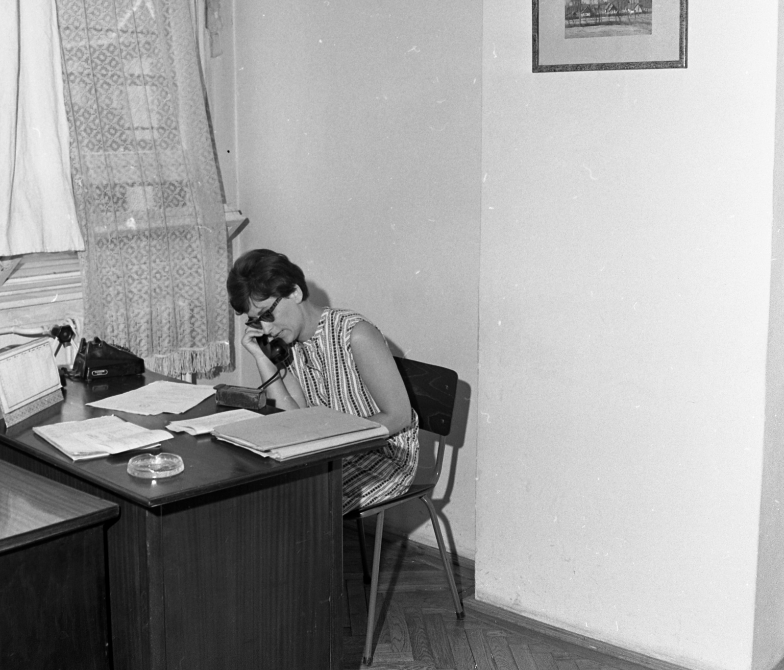 Hungary, Budapest VIII., Tolnai Lajos utca 43., a Budapesti Rendőr Főkapitányság Vizsgálati Főosztálya., 1968, Magyar Rendőr, telephone, ashtray, Budapest, Fortepan #65702