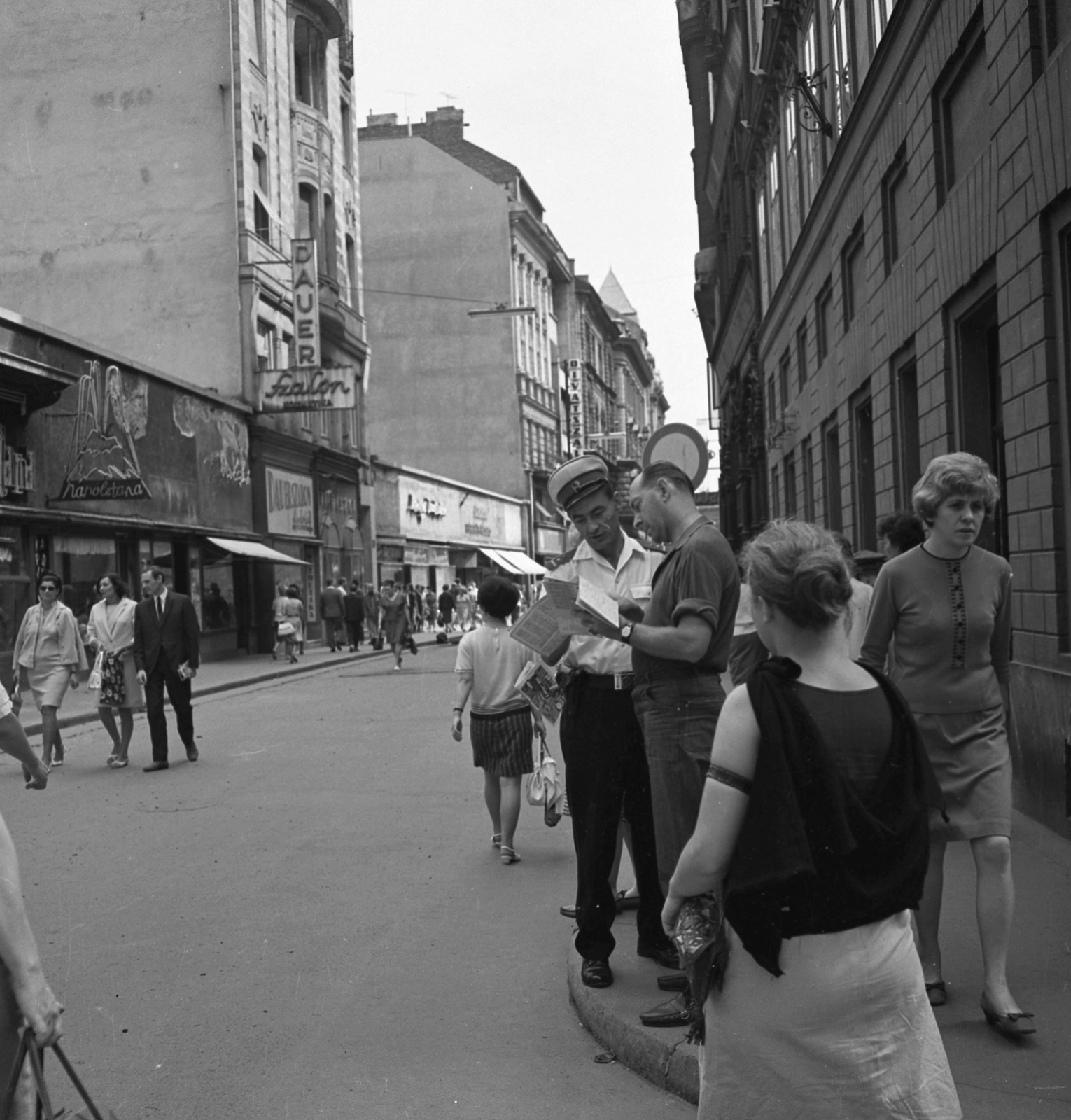 Magyarország, Budapest V., Váci utca a Régi posta utca saroktól a Párizsi (Párisi) utca felé nézve., 1968, Magyar Rendőr, járókelő, utcakép, életkép, rendőr, Budapest, Fortepan #65707