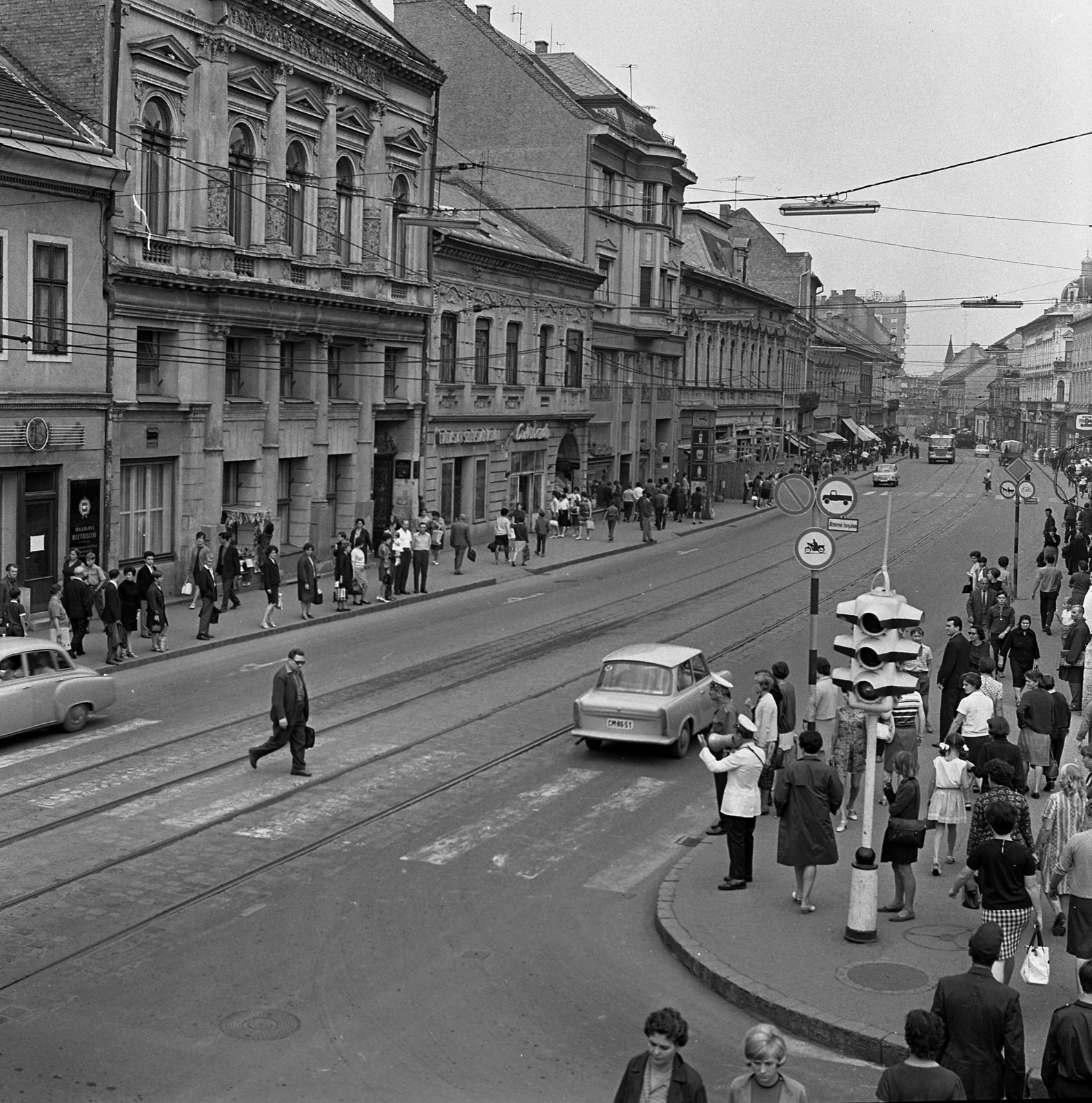 Hungary, Miskolc, Széchenyi utca a Szemere utcától az Ady híd felé nézve., 1968, Magyar Rendőr, crosswalk, signal, untitled, Fortepan #65715