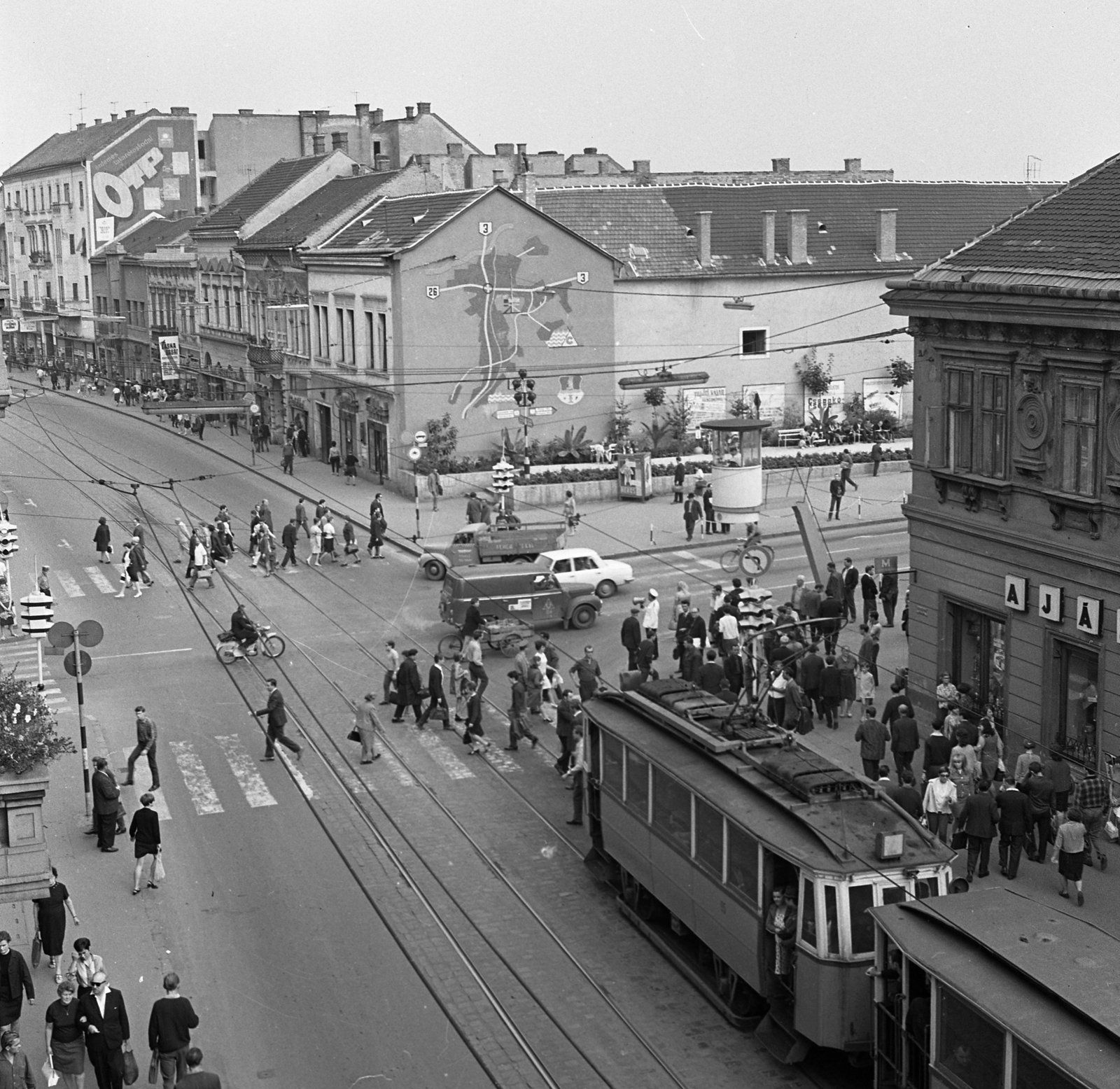 Hungary, Miskolc, Széchenyi utca a "villanyrendőr" kereszteződés. Jobbra a Kazinczy Ferenc (Szemere) utca., 1968, Magyar Rendőr, crosswalk, bicycle, motorcycle, Fortepan #65717