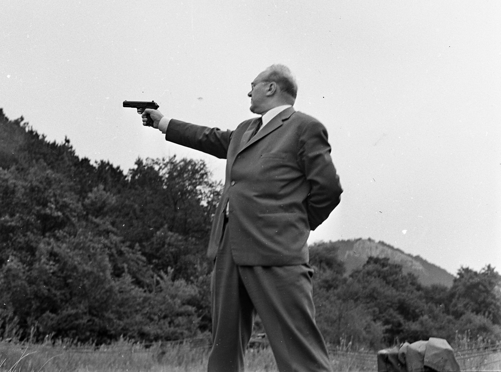 Hungary, Budaörs, katonai terület a Gyár utca mentén, jobbra a háttérben a Huszonnégyökrös-hegy., 1968, Magyar Rendőr, pistol, shooting, target shooting, Fortepan #65719