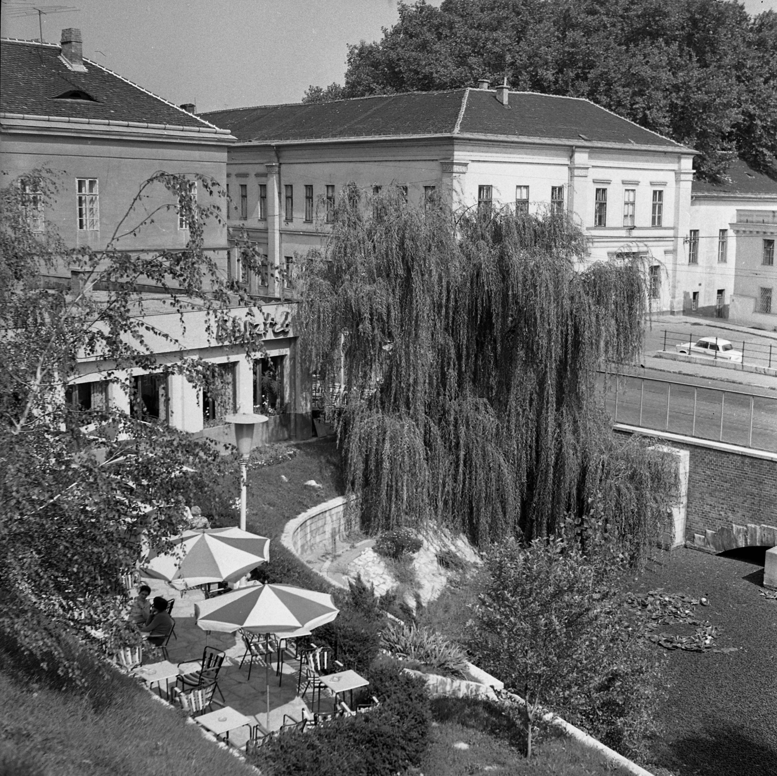 Magyarország, Budapest II., Frankel Leó út 48., Malomtó Bisztró, háttérben a Császár Fürdő épülete., 1968, Magyar Rendőr, Budapest, Fortepan #65735