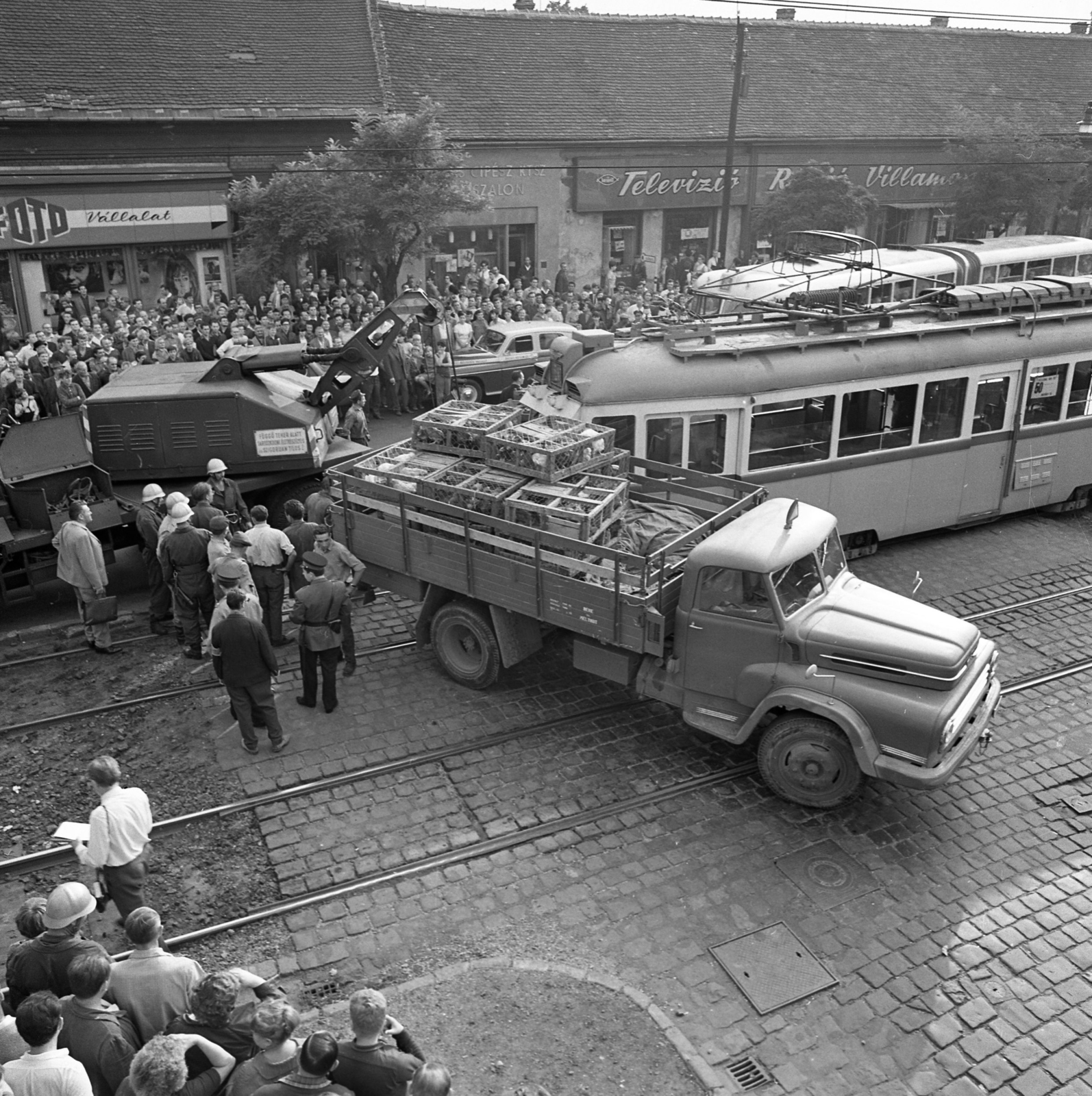 Magyarország, Budapest XIX., Üllői út 257. (Vörös Hadsereg útja 101. és 103.), a Kossuth tér 23.-ból nézve., 1968, Magyar Rendőr, baleset, teherautó, Csepel-márka, villamos, autódaru, Budapest, Fortepan #65741