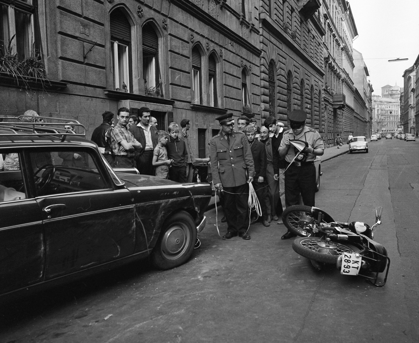Magyarország, Budapest VII., Kertész utca a Wesselényi utcától a Dohány utca felé nézve., 1968, Magyar Rendőr, baleset, rendőr, rendszám, Budapest, helyszínelés, mérőszalag, motorkerékpár, Peugeot 404, Függesztett lámpatest, Fortepan #65743