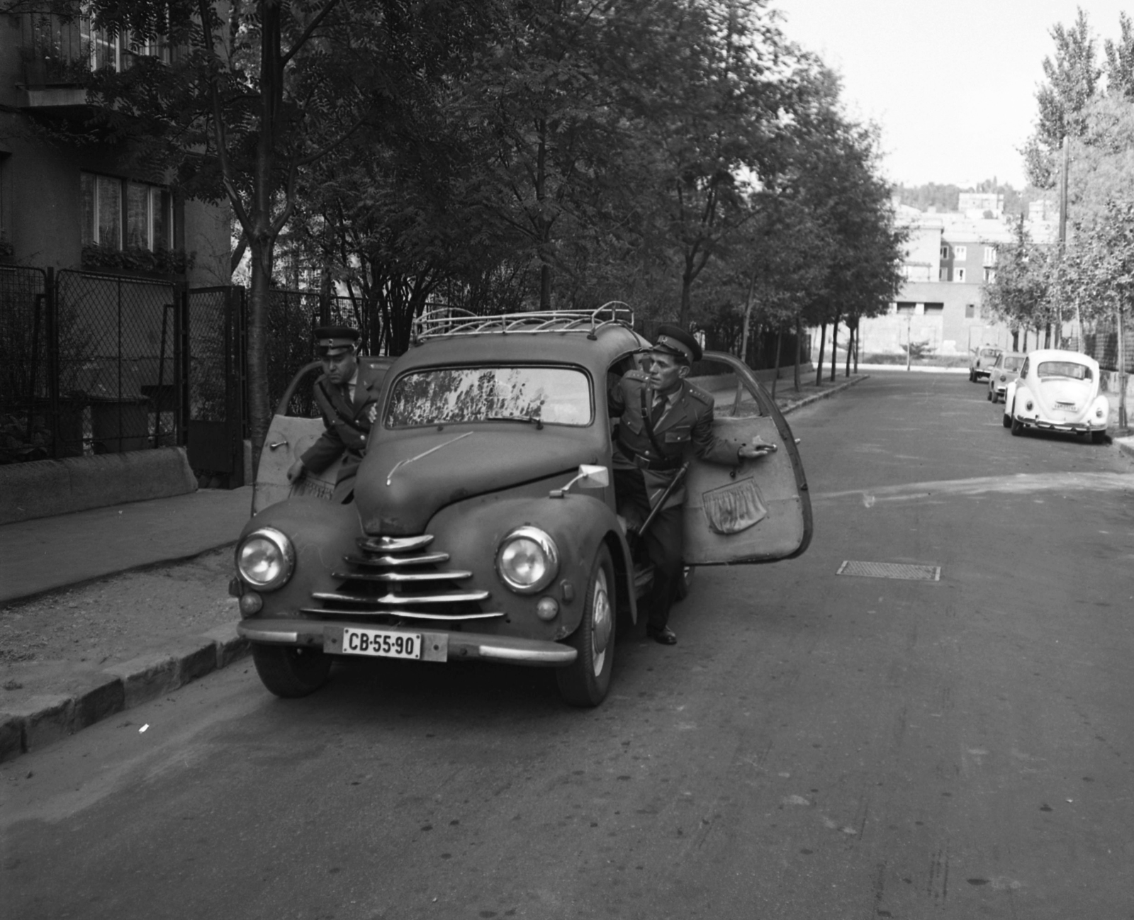 Hungary, Budapest XI., Zsombolyai utca a Bocskai út irányából a Diószegi utca felé nézve., 1968, Magyar Rendőr, Volkswagen-brand, cop, Volkswagen Beetle, billy club, Budapest, number plate, Fortepan #65747